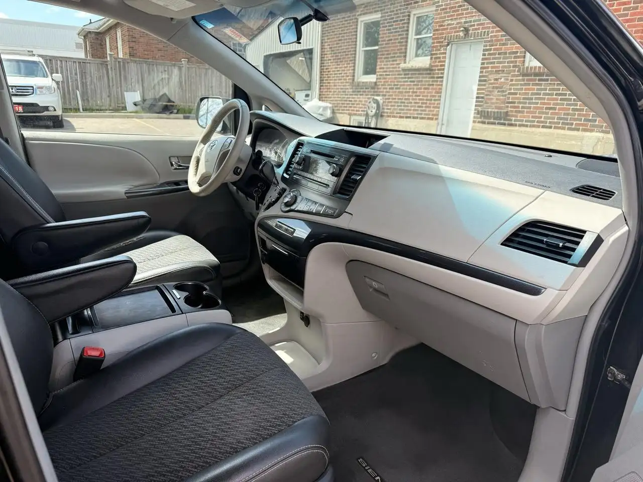 Toyota Sienna снимка Toyota Sienna