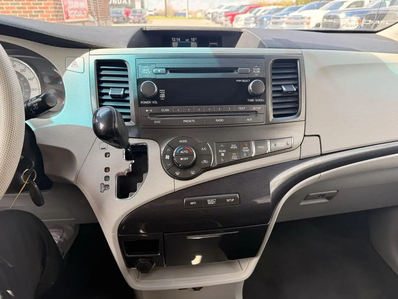Toyota Sienna снимка Toyota Sienna