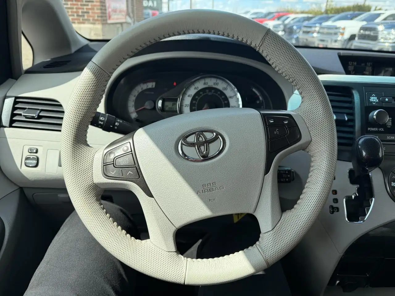 Toyota Sienna снимка Toyota Sienna