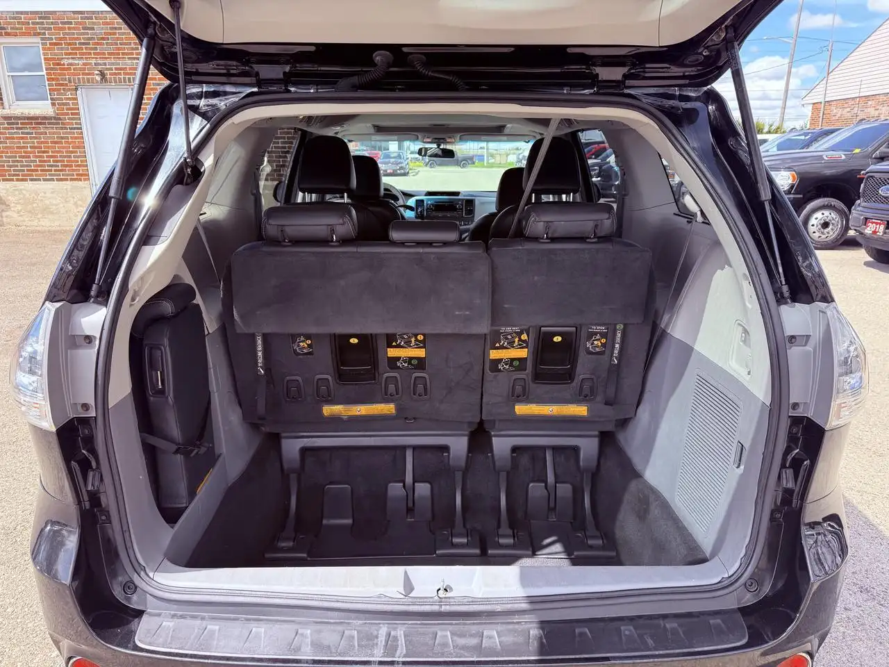 Toyota Sienna снимка Toyota Sienna
