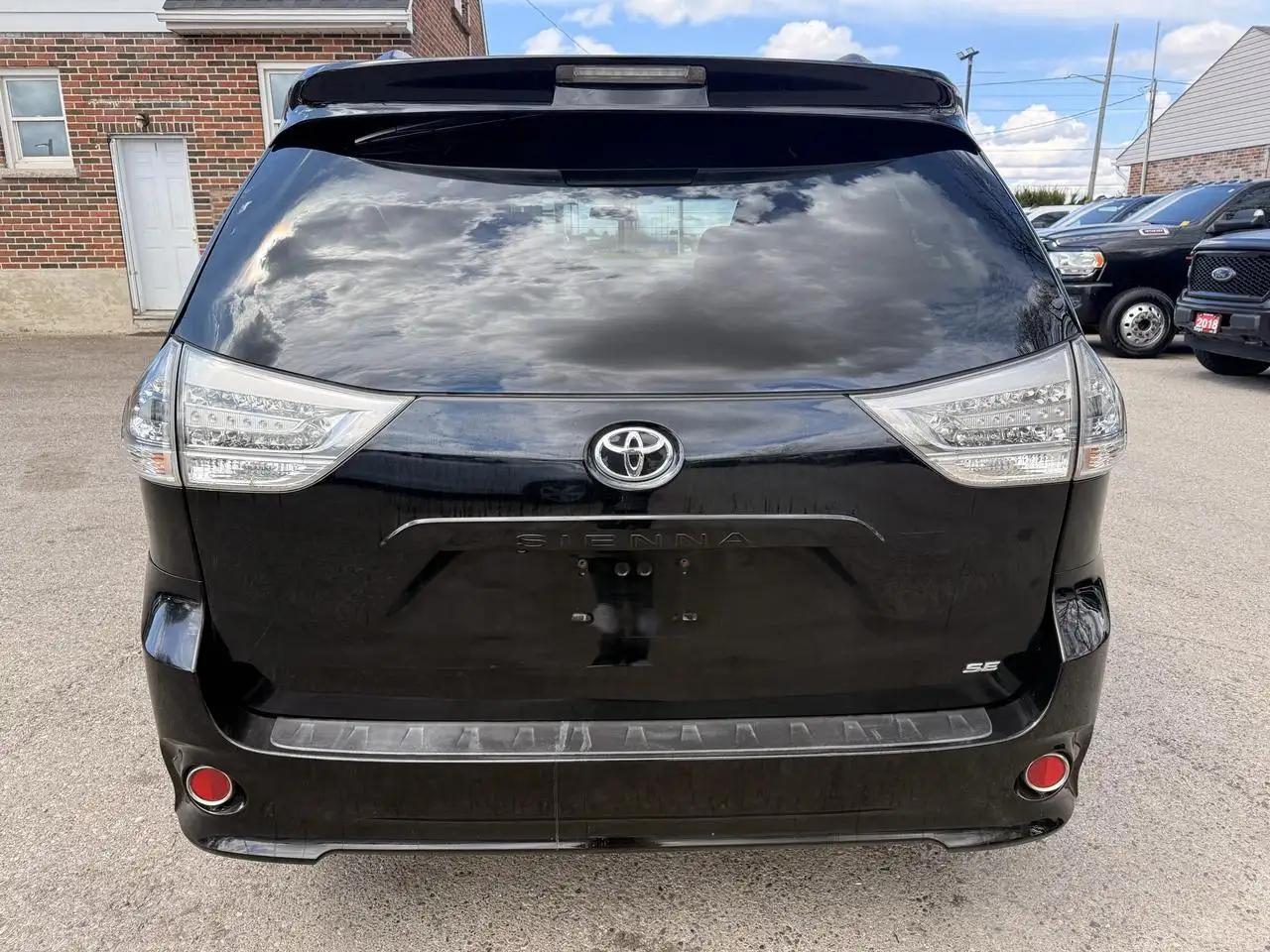 Toyota Sienna снимка Toyota Sienna