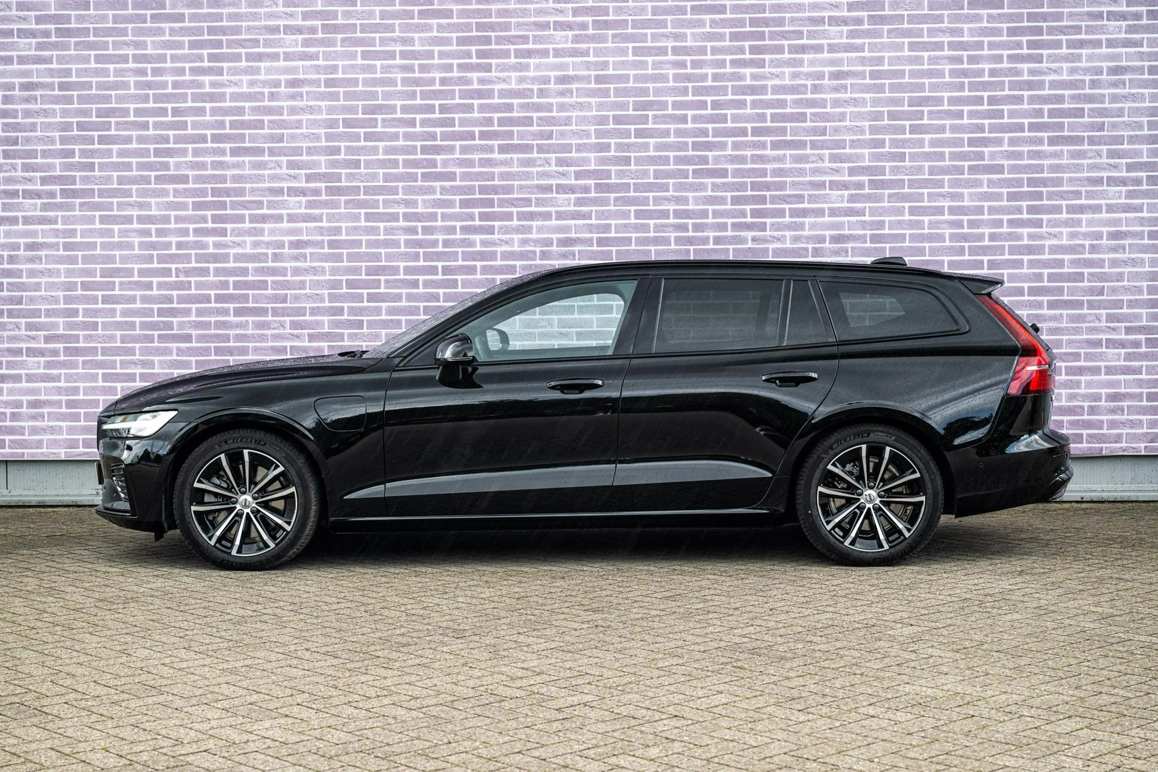 Volvo V60 T8 Plug-in Hybrid AWD Plus Dark | PHEV Long Range — photo 4