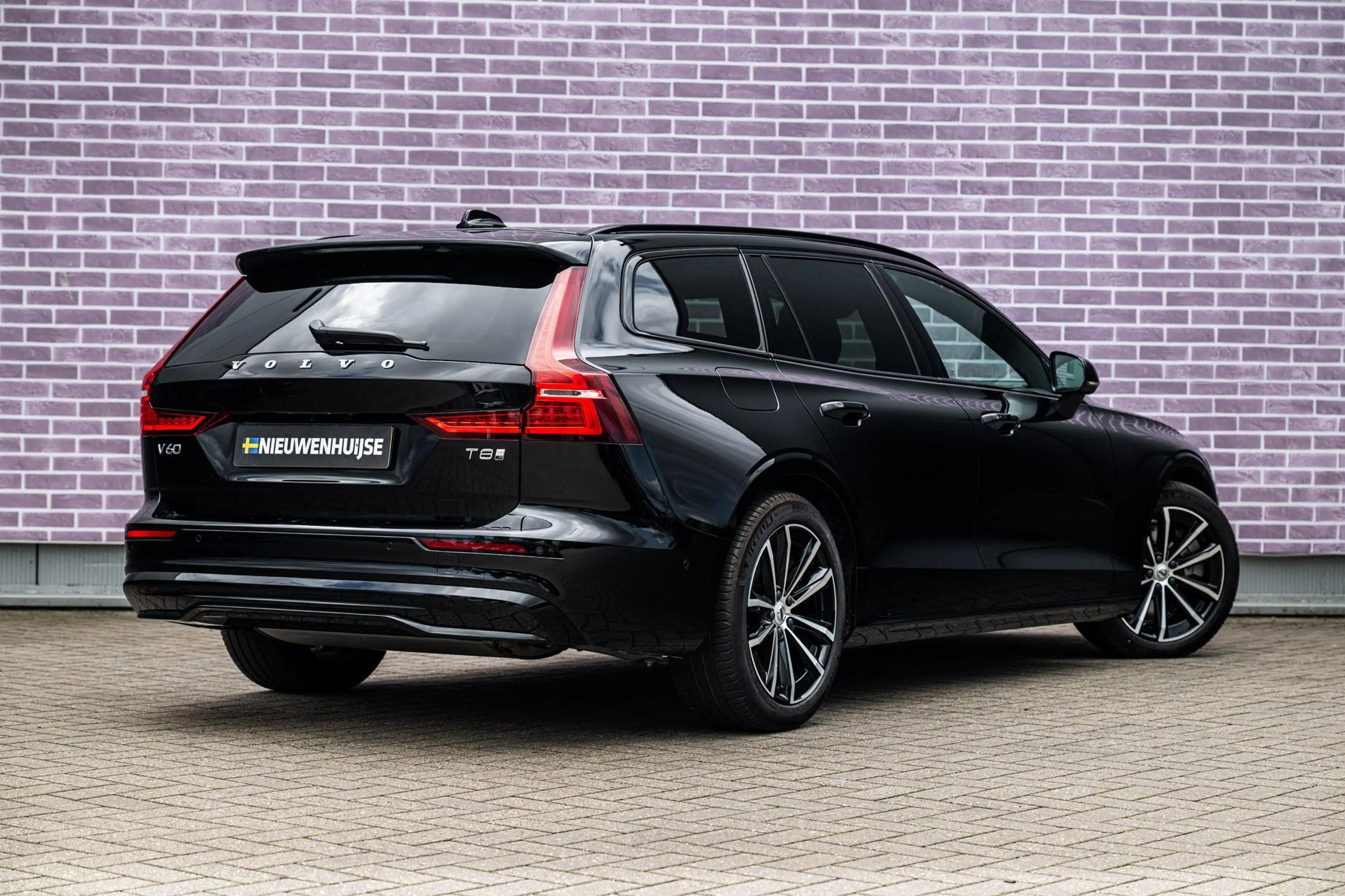 Volvo V60 T8 Plug-in Hybrid AWD Plus Dark | PHEV Long Range — photo 2