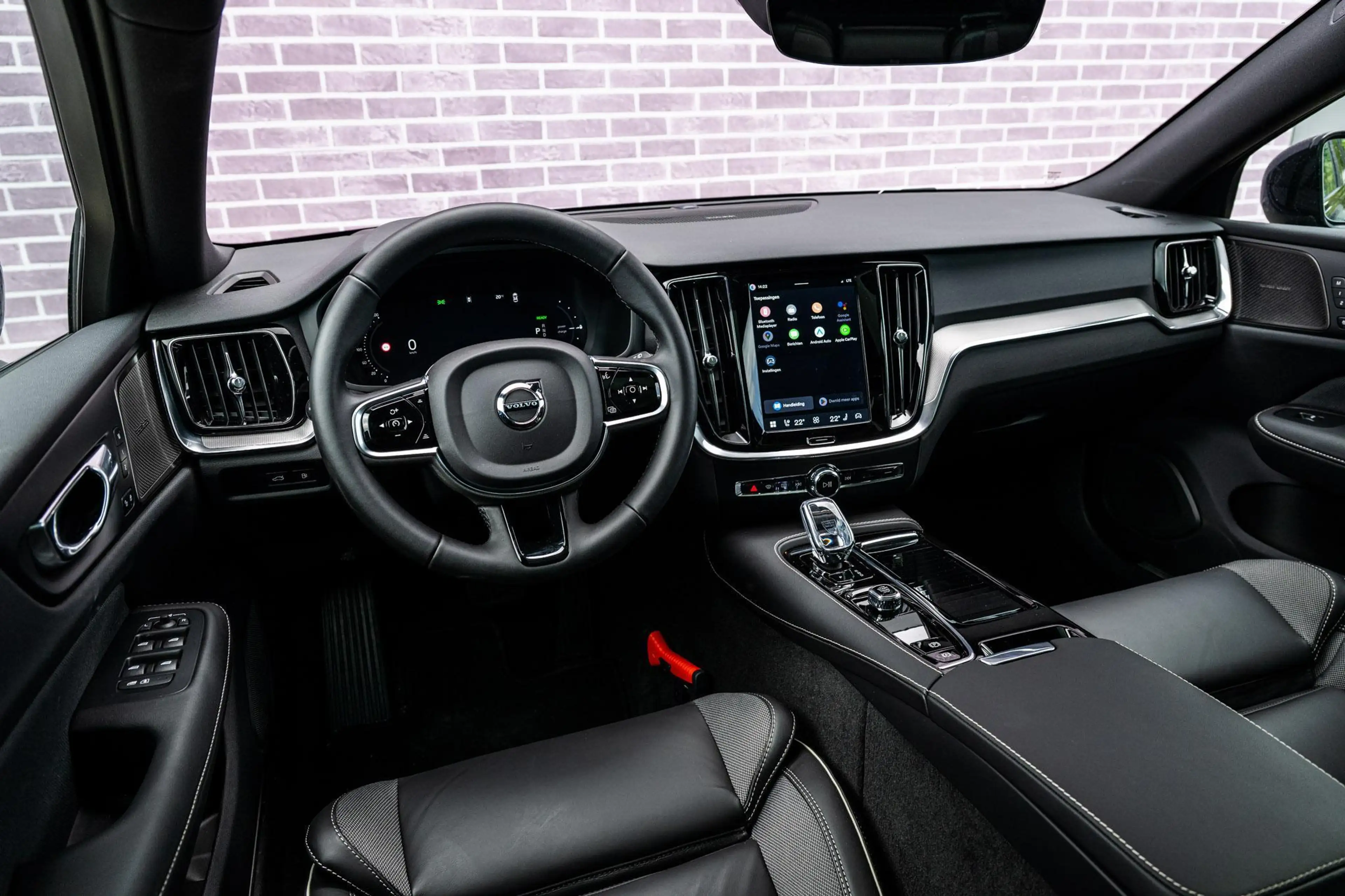 Volvo V60 T8 Plug-in Hybrid AWD Plus Dark | PHEV Long Range — photo 11