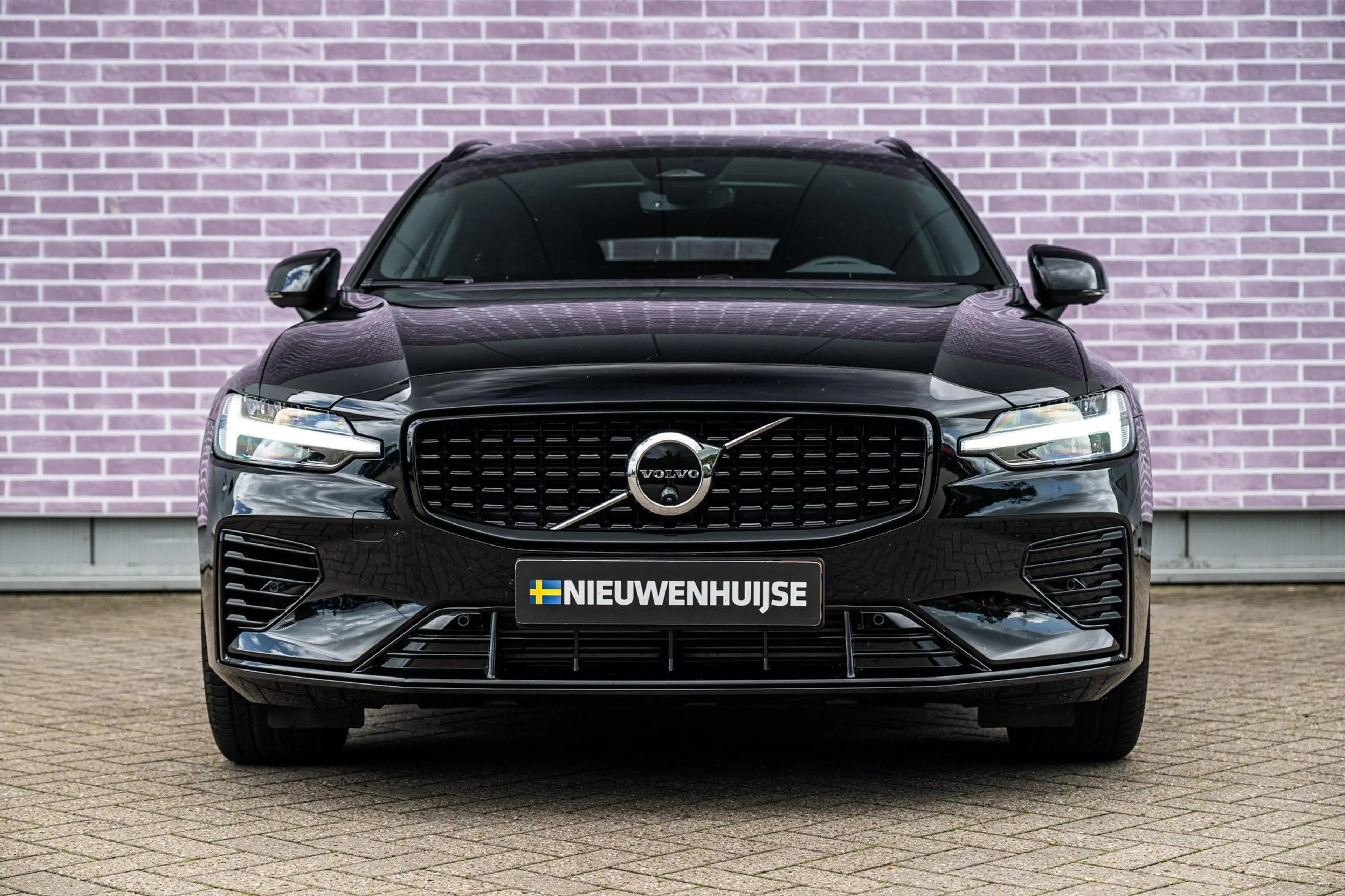 Volvo V60 T8 Plug-in Hybrid AWD Plus Dark | PHEV Long Range — photo 9