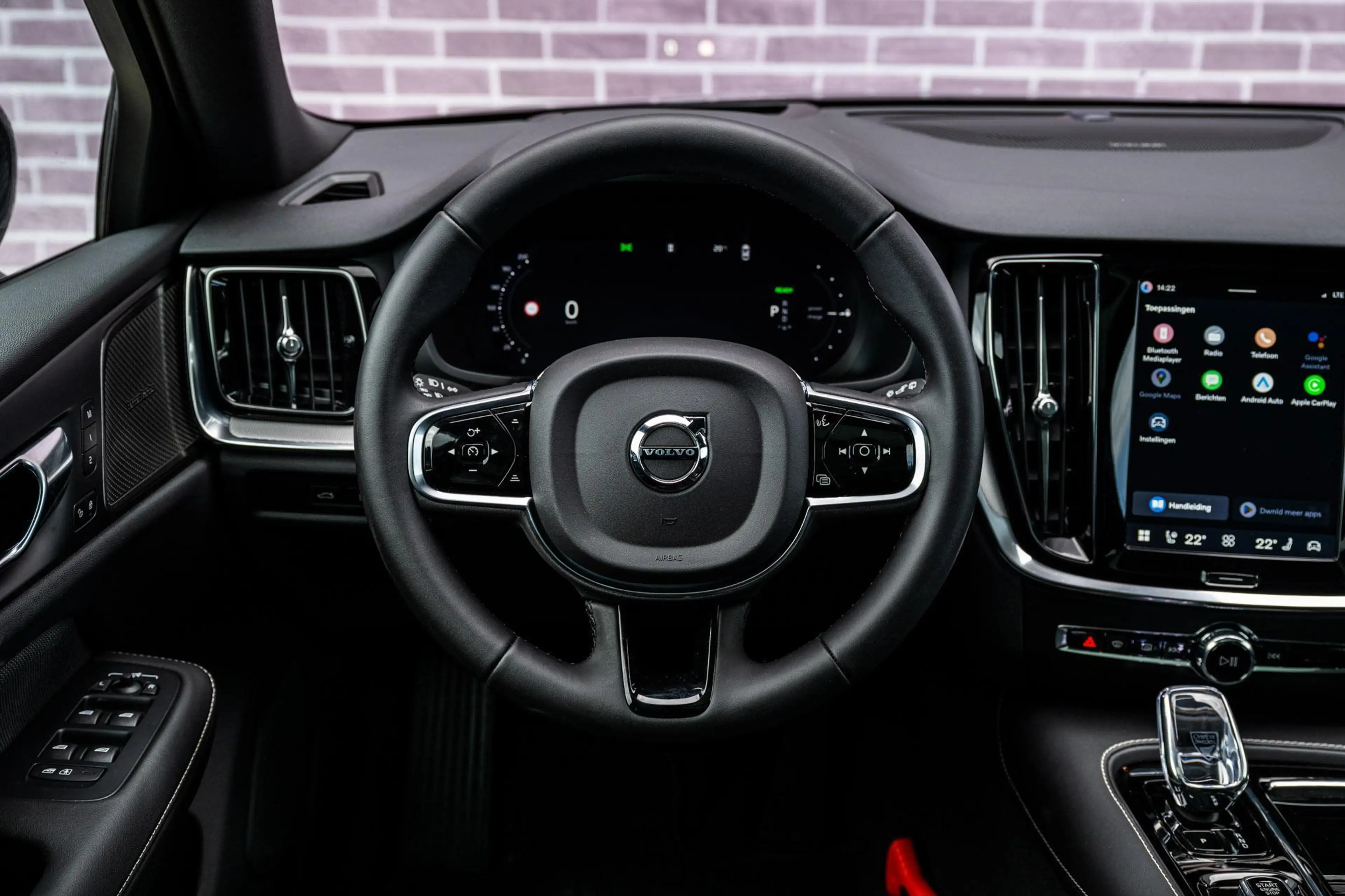 Volvo V60 T8 Plug-in Hybrid AWD Plus Dark | PHEV Long Range — photo 3
