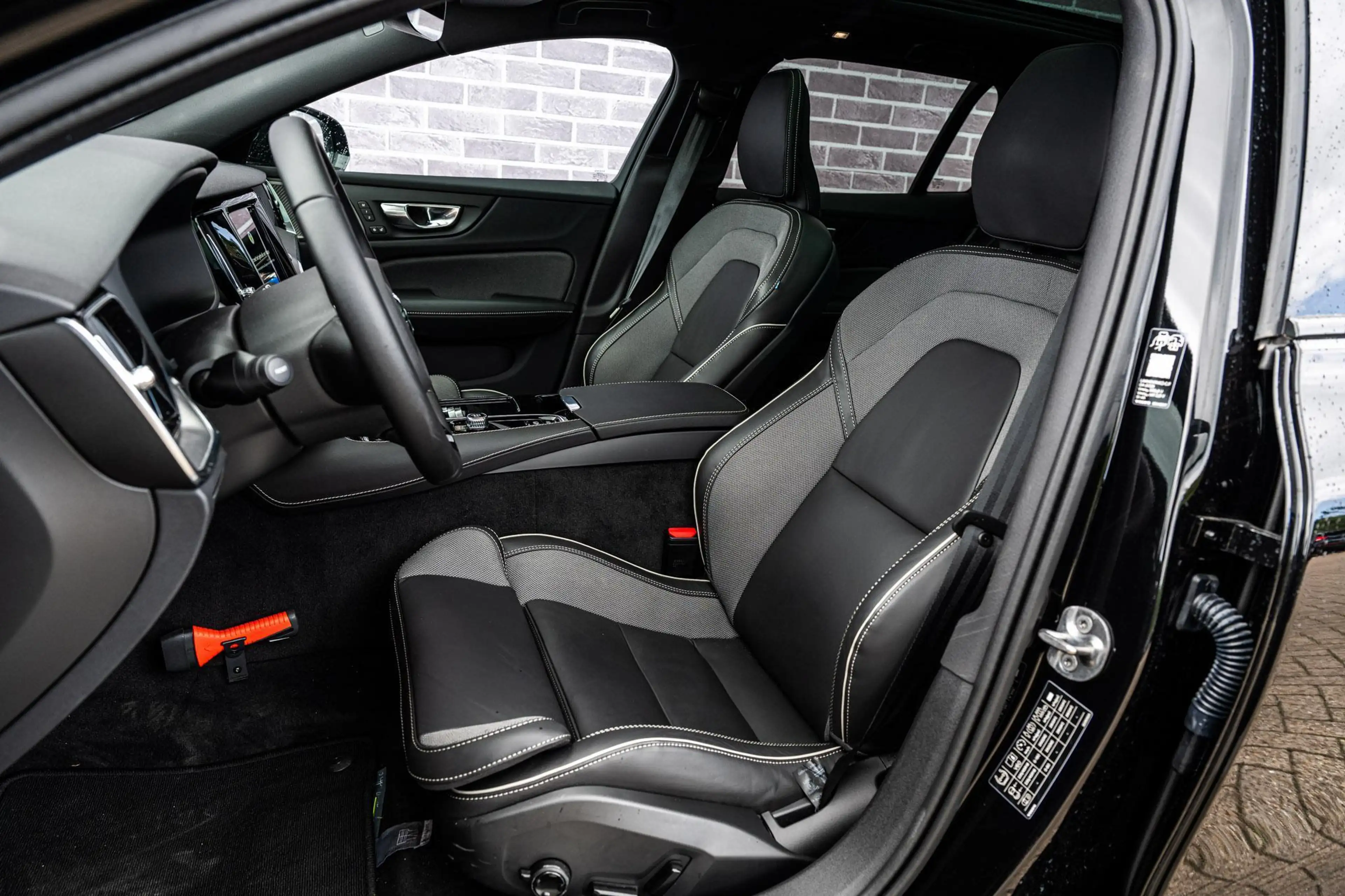 Volvo V60 T8 Plug-in Hybrid AWD Plus Dark | PHEV Long Range — photo 6
