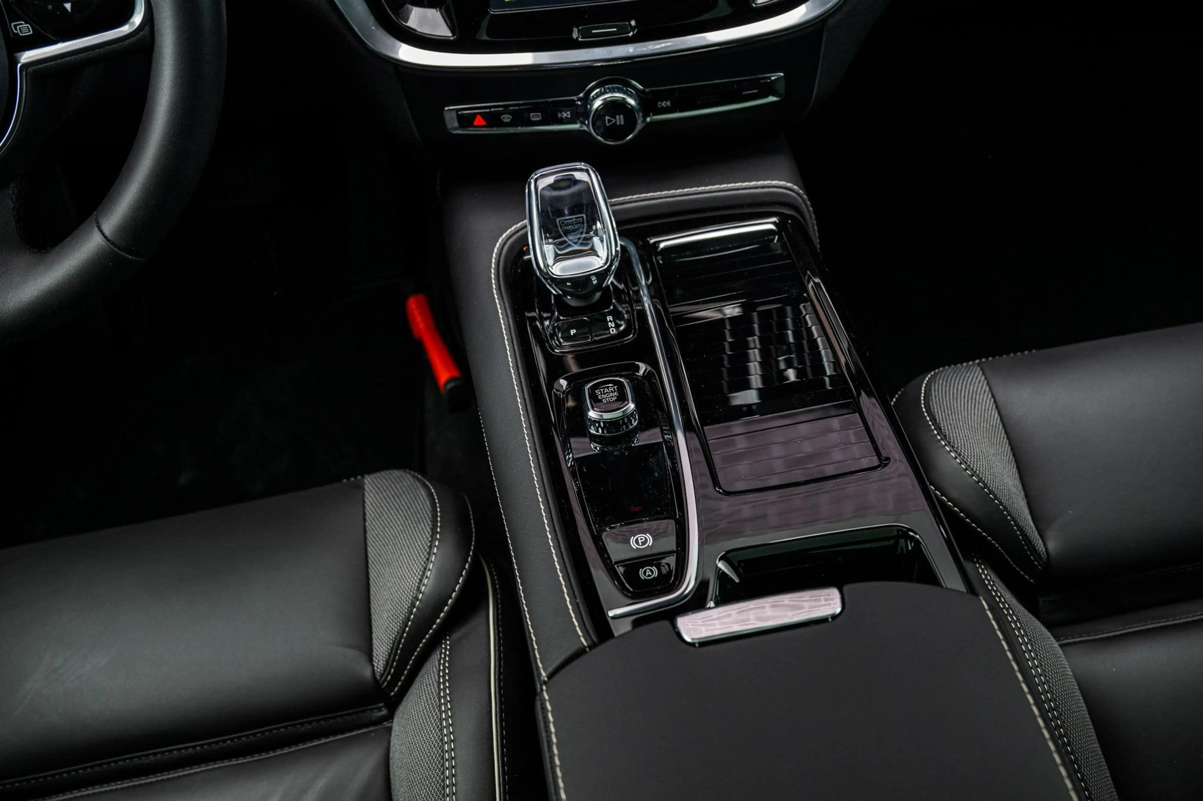 Volvo V60 T8 Plug-in Hybrid AWD Plus Dark | PHEV Long Range — photo 13
