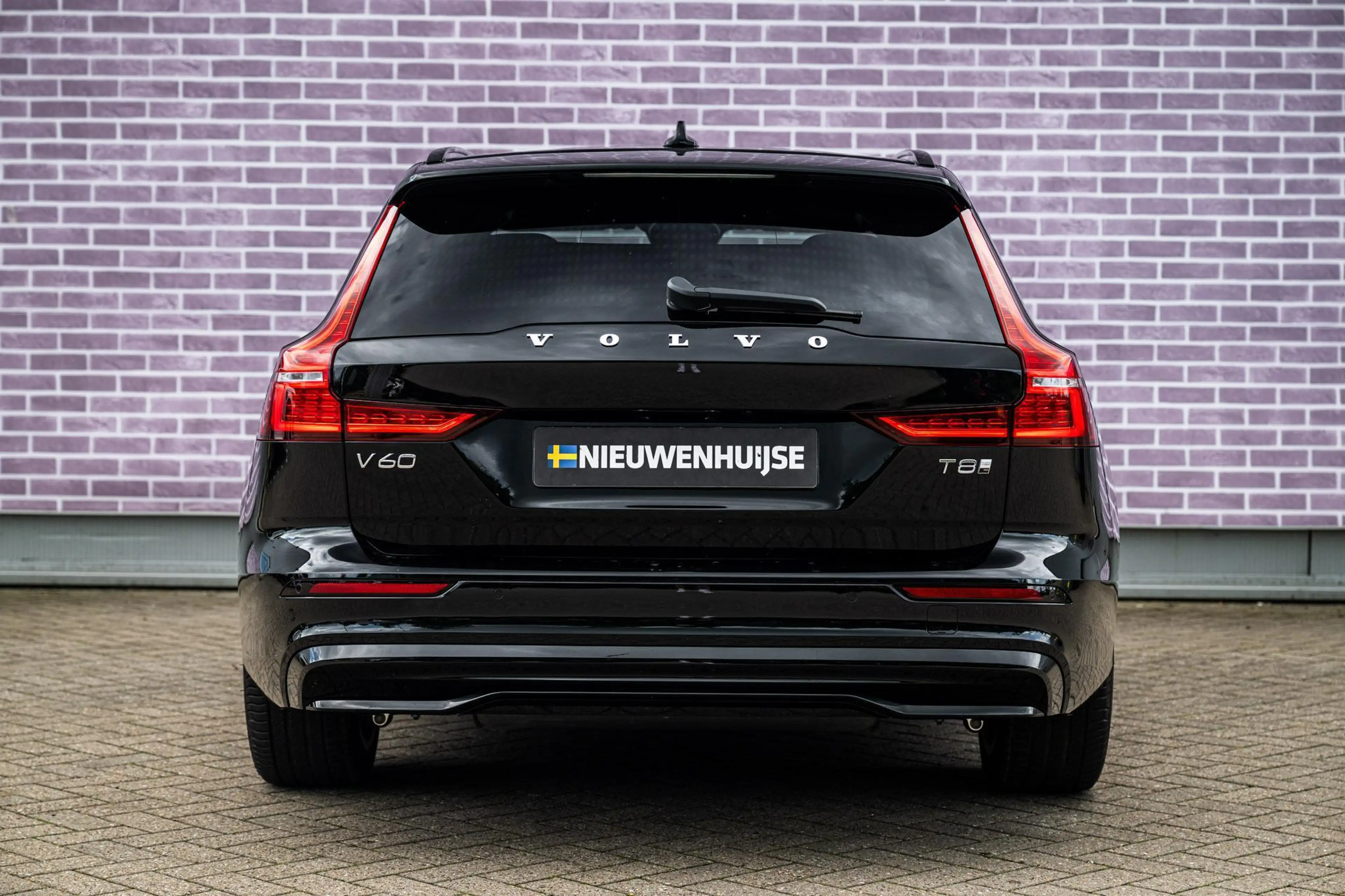 Volvo V60 T8 Plug-in Hybrid AWD Plus Dark | PHEV Long Range — photo 10