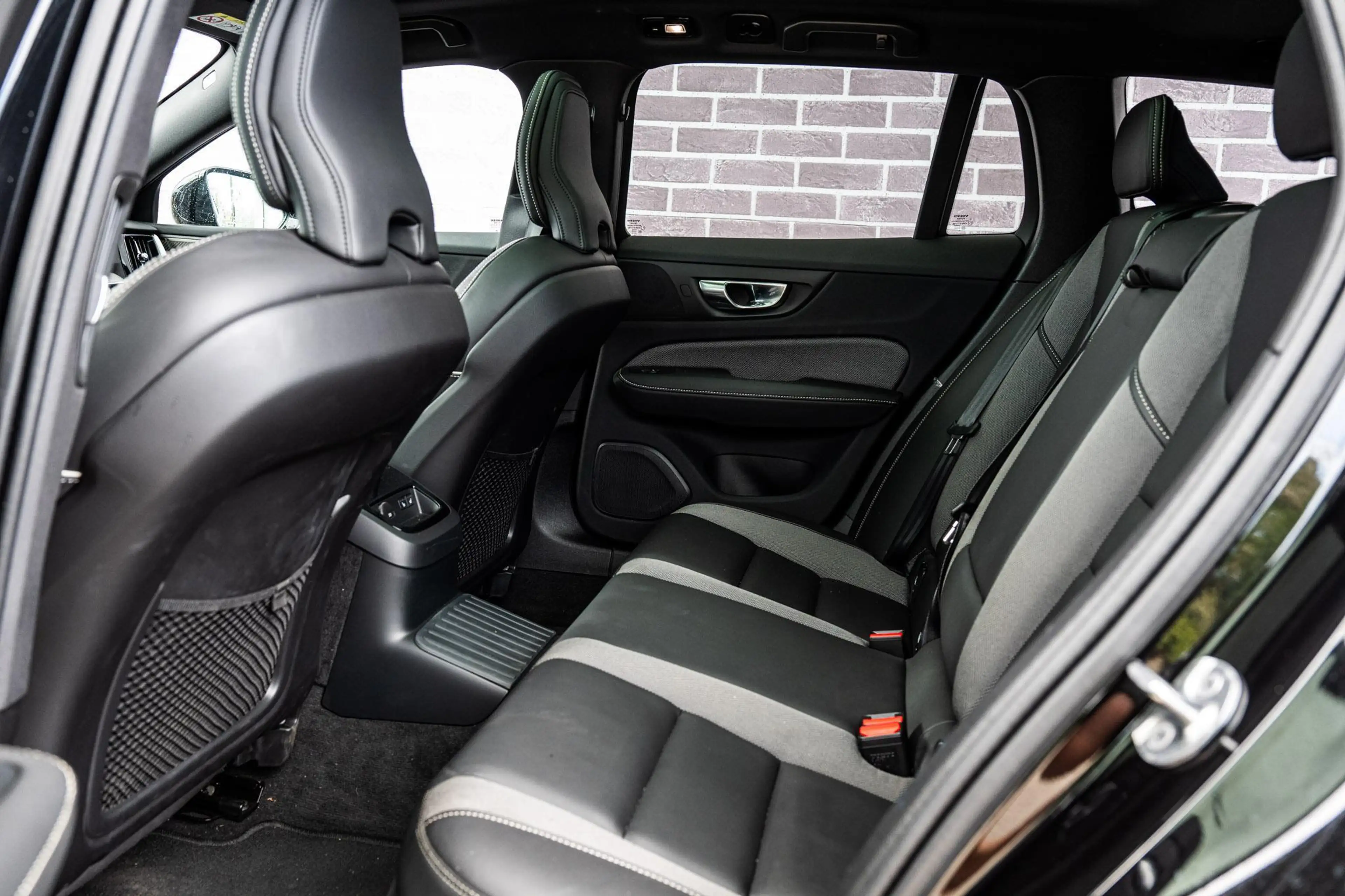 Volvo V60 T8 Plug-in Hybrid AWD Plus Dark | PHEV Long Range — photo 8