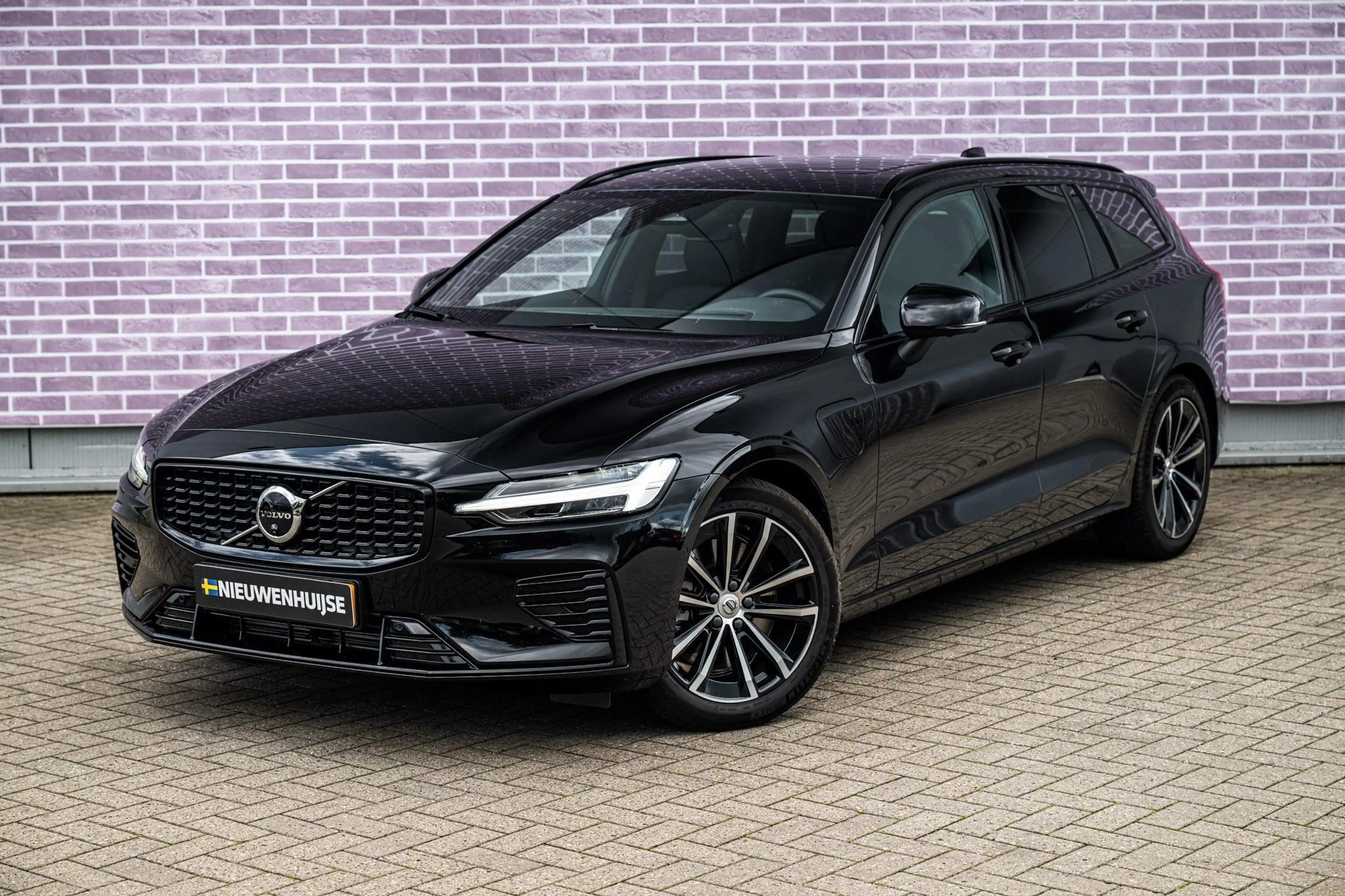 Volvo V60 T8 Plug-in Hybrid AWD Plus Dark | PHEV Long Range — photo 15