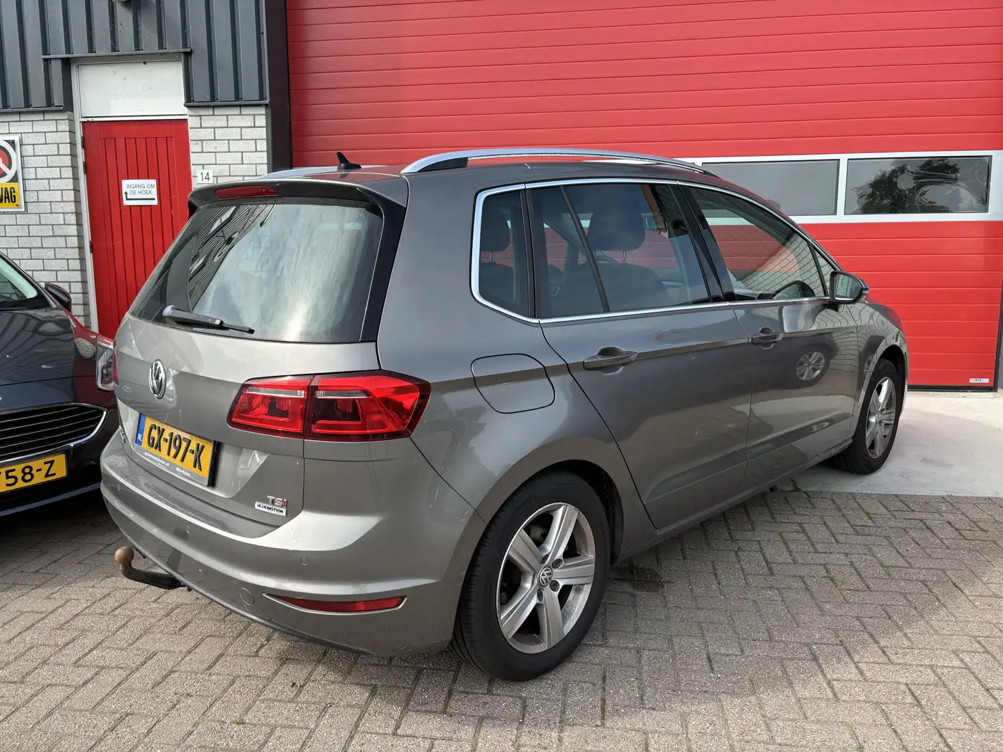 Volkswagen Golf Sportsvan 1.4 TSI Highline AUTOMAAT / XENON / TREKHAAK / STO Grijs - 2