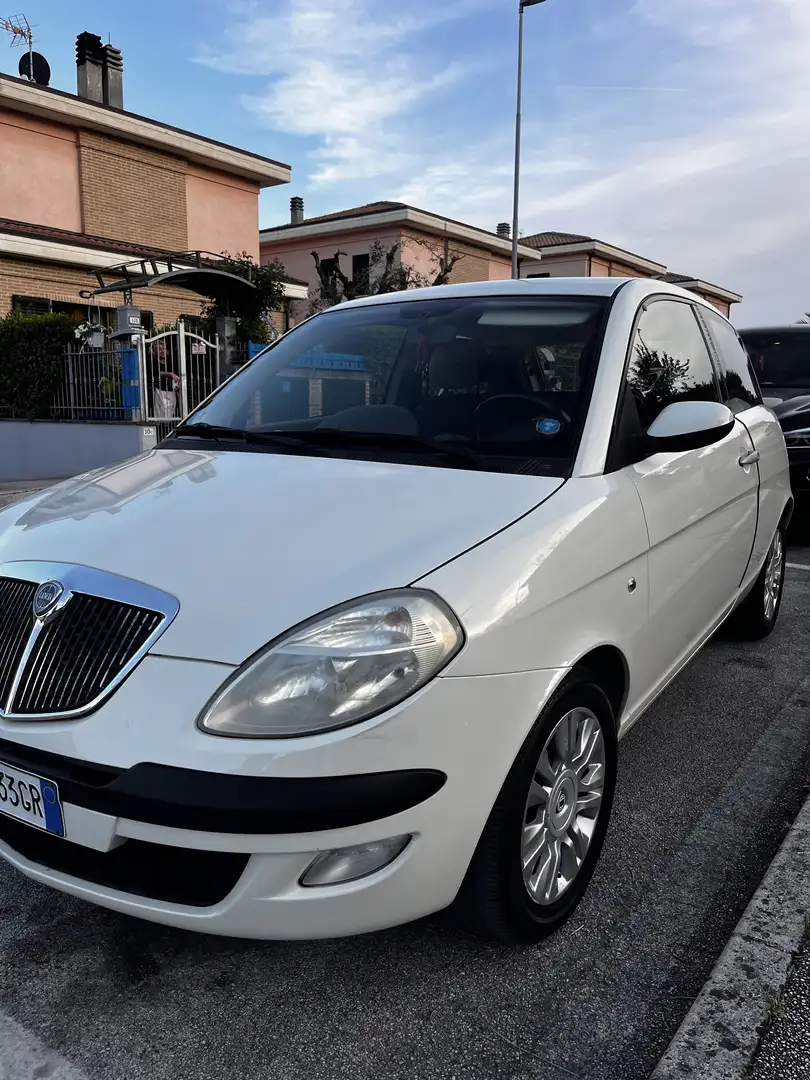 Lancia Ypsilon 1.2 8v MomoDesign - 2