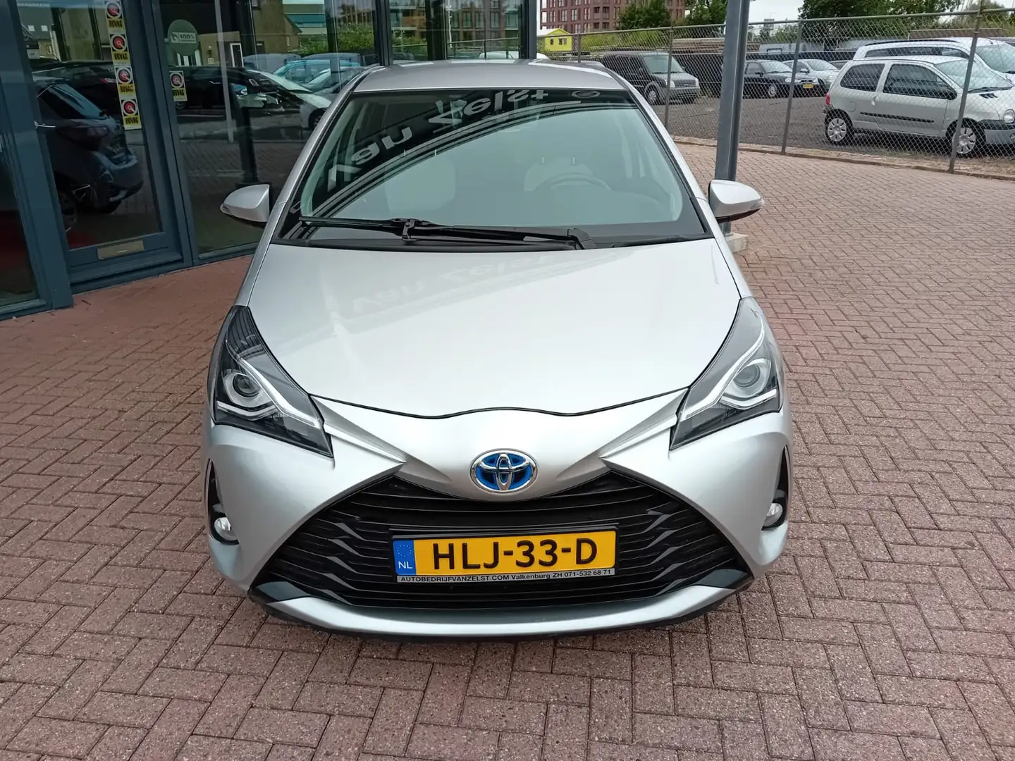 Toyota Yaris 1.5 Hybrid Automaat, Airco(automatisch), Multimedi Grijs - 2