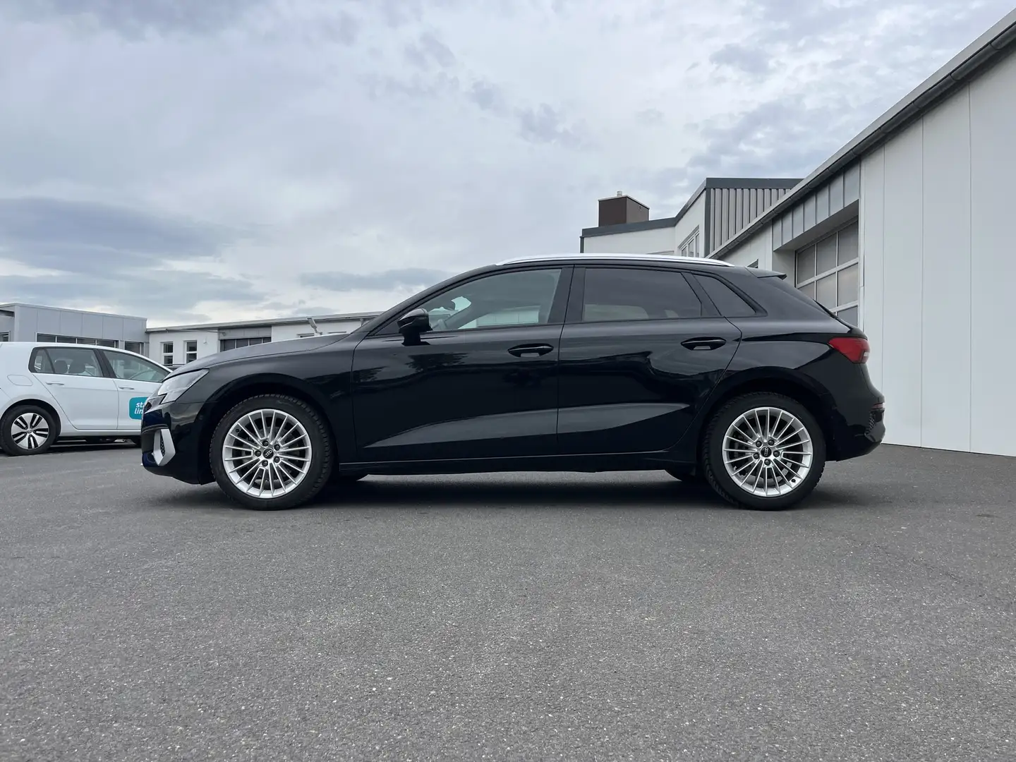 Audi A3 Sportback 35 2.0 TDI S tronic advanced Blackline 1 Schwarz - 2