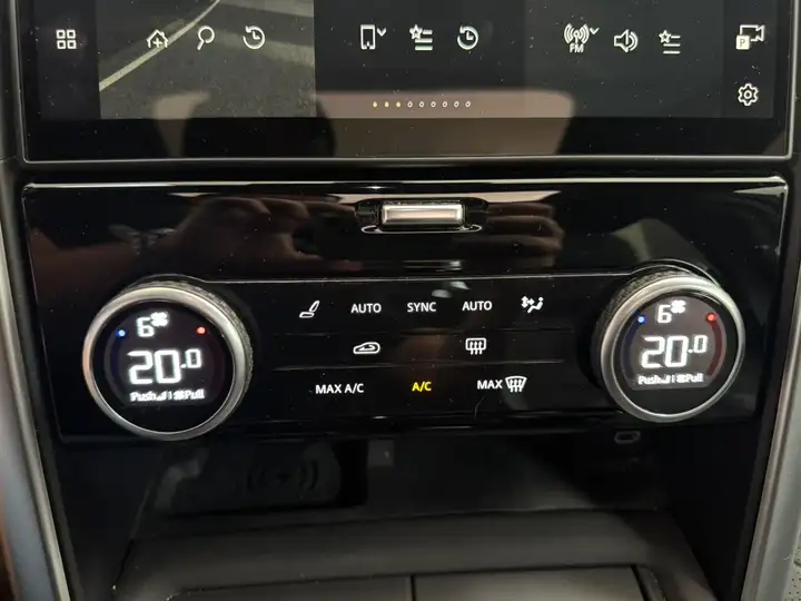 Land Rover Discovery 2023, foto 24