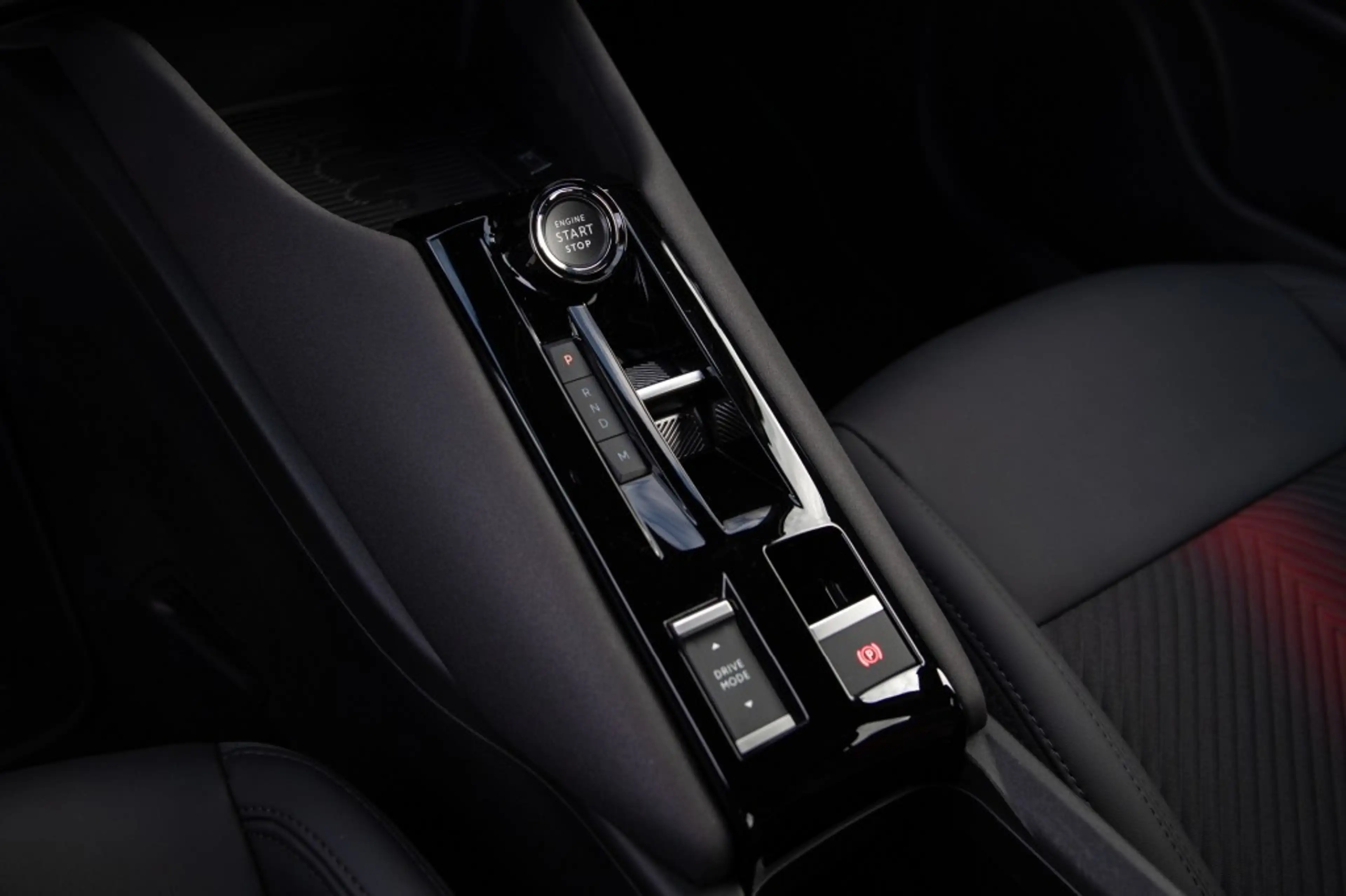 Alfa Romeo Junior 1.2 Turbo Hybrid Ibrida Speciale — photo 9