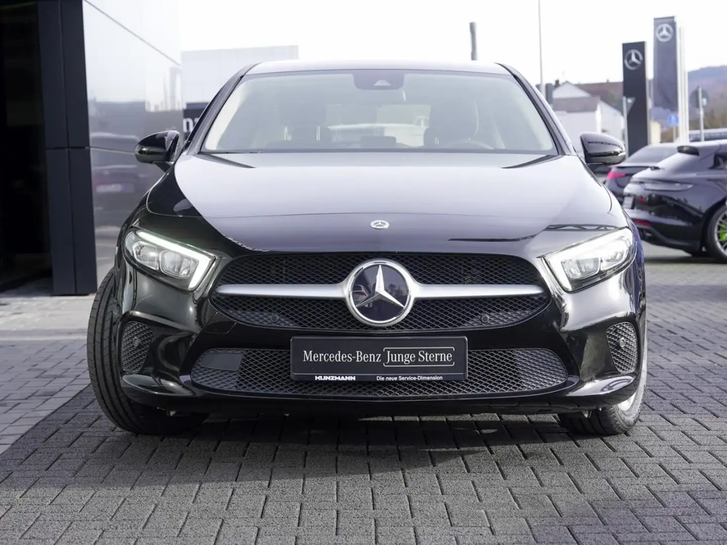 Mercedes-Benz A 250 e MBUX Navi LED Kamera AHK Park-Paket Schwarz - 2