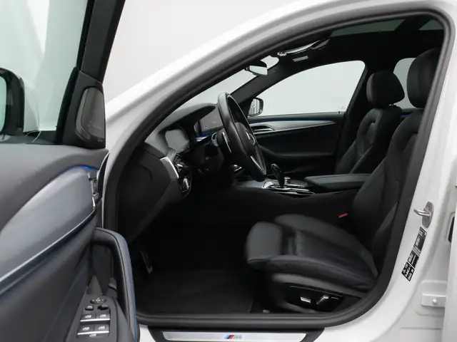 BMW 5 Series view 16