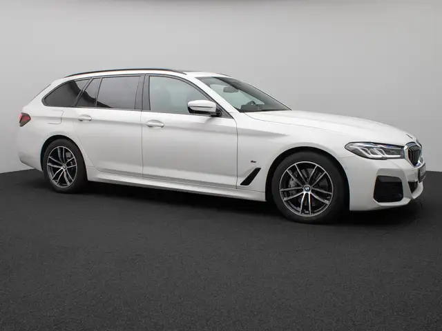 BMW 5 Series view 4