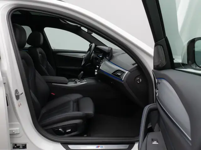 BMW 5 Series view 21