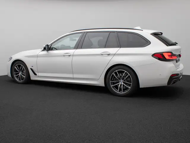 BMW 5 Series view 10