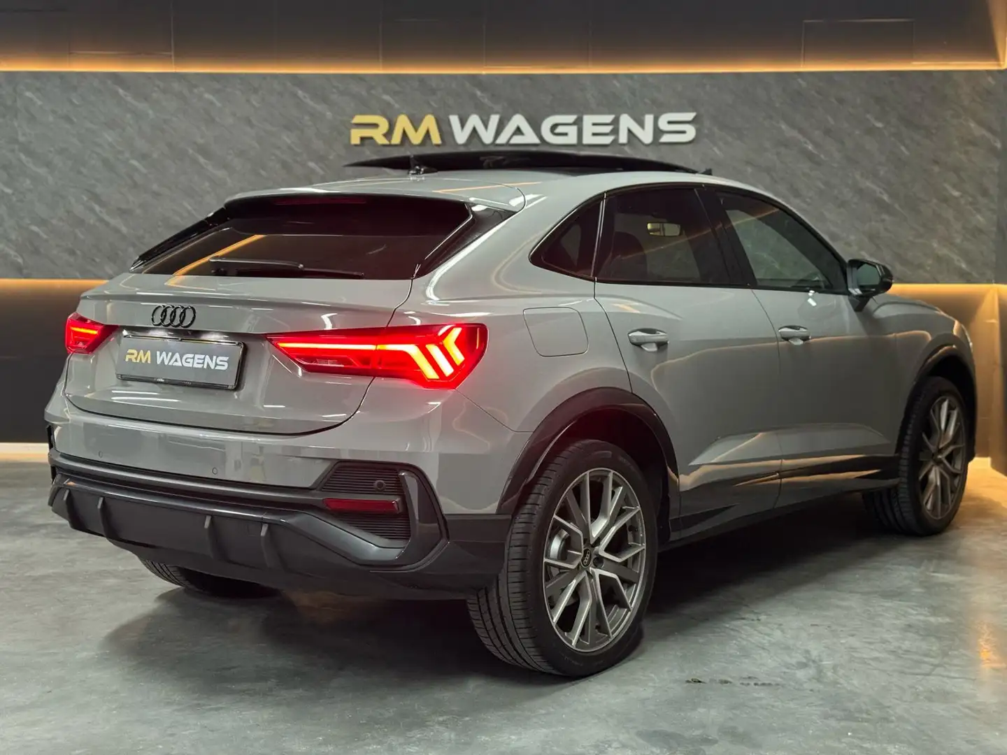 Audi Q3 Sportback Audi Q3 Sportback 45 TFSI e S Edition |P Grijs - 2
