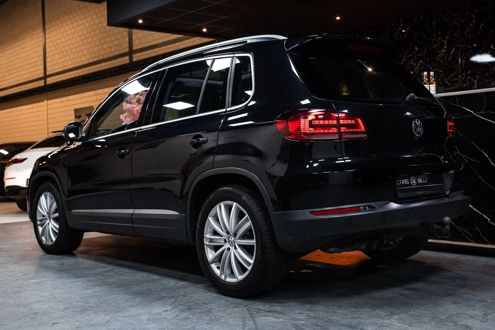 Volkswagen Tiguan 1.4 TSI R-Line Edition Zwart - 2