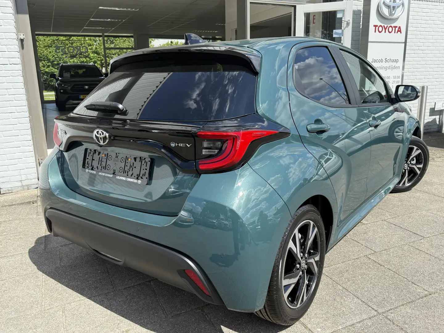 Toyota Yaris 1.5 Hybrid Dynamic 115 Comfort Pack Nieuw | Blind Vert - 2