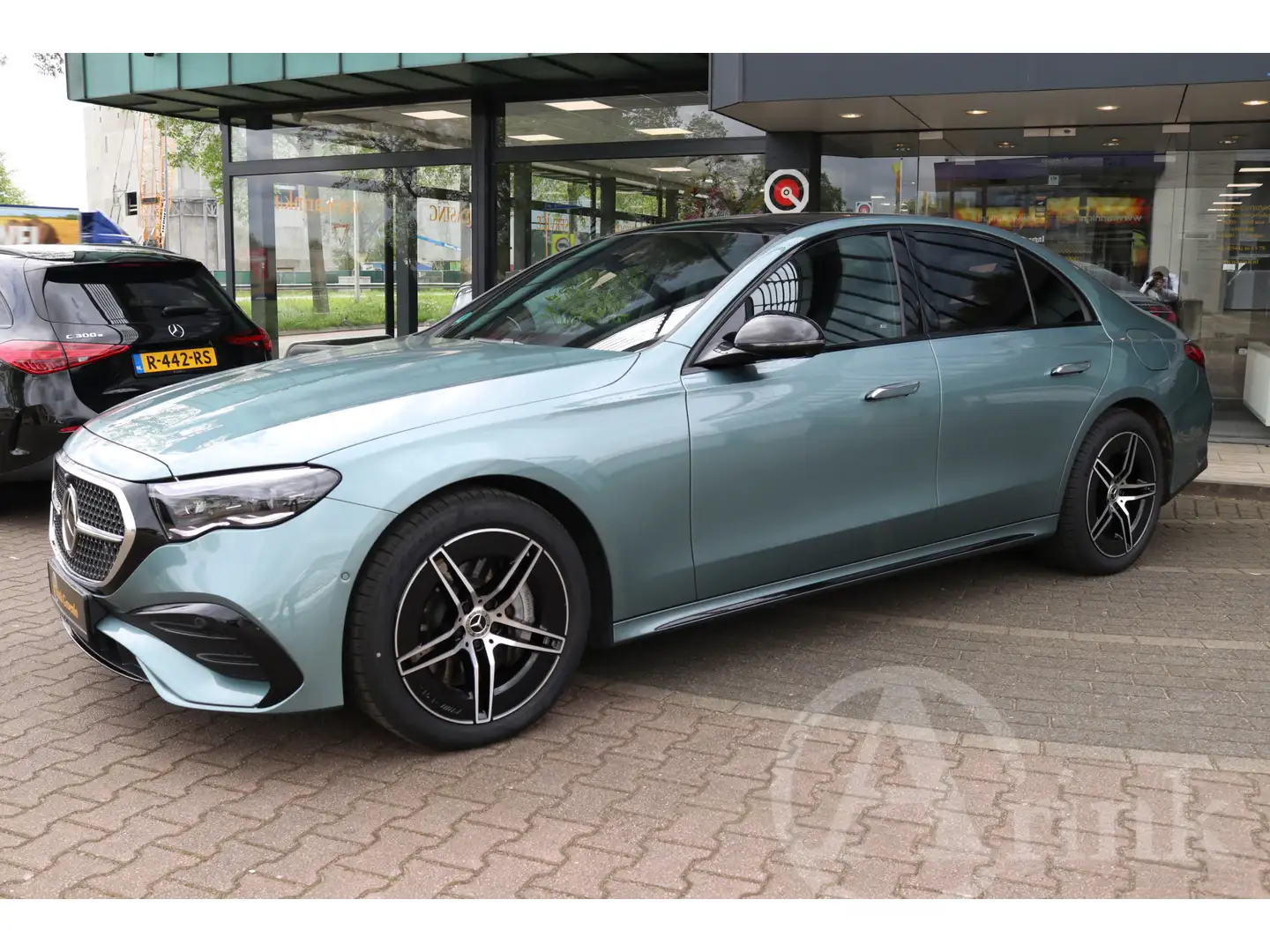 Mercedes-Benz E 400 e 4MATIC AMG Line Premium Plus, Technologiepakket, Argent - 2