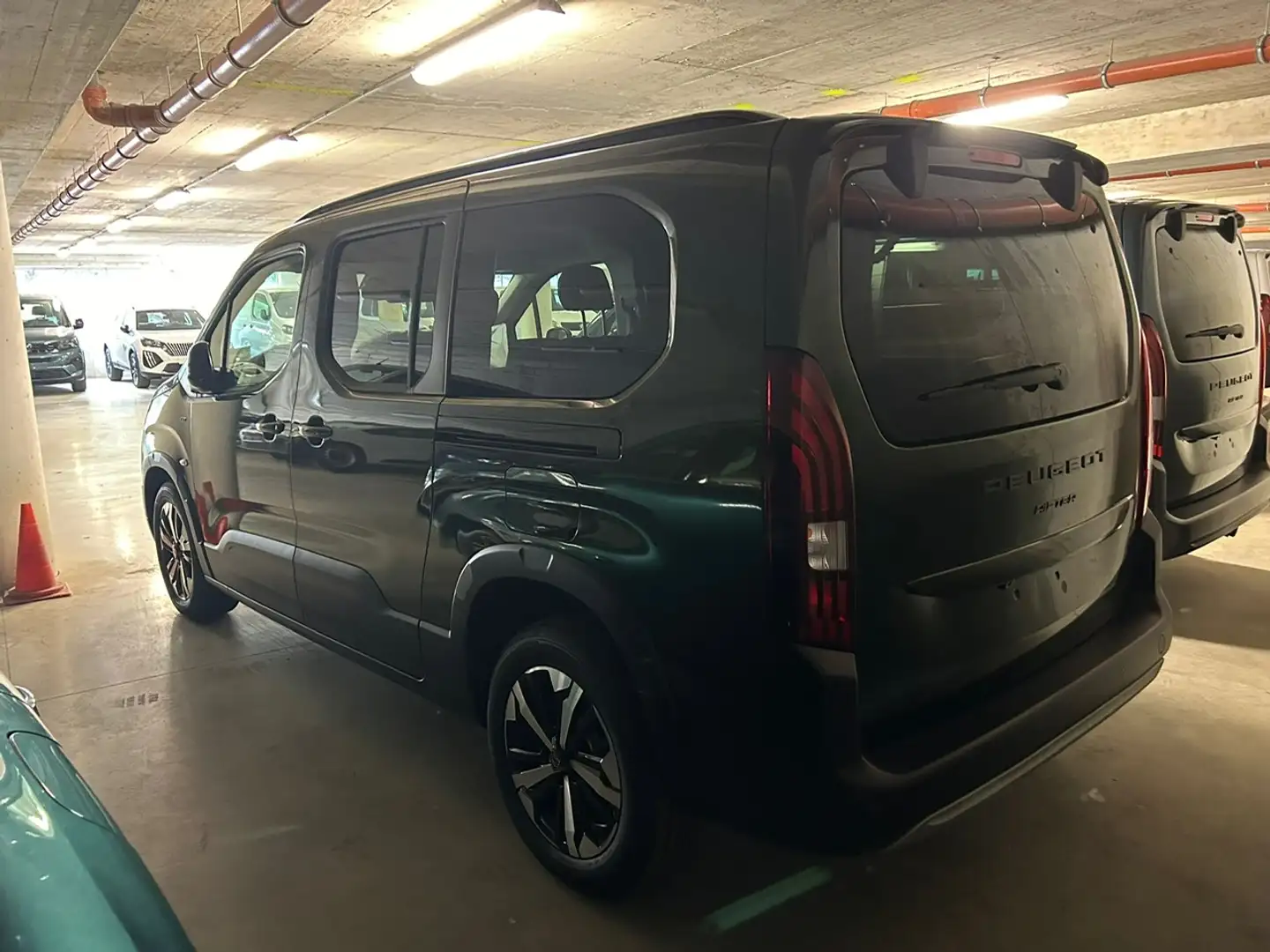 Peugeot Rifter PKW L2 1.5 Blue HDI EAT8 GT 7 Sitzer NAVI SHZ Grün - 2