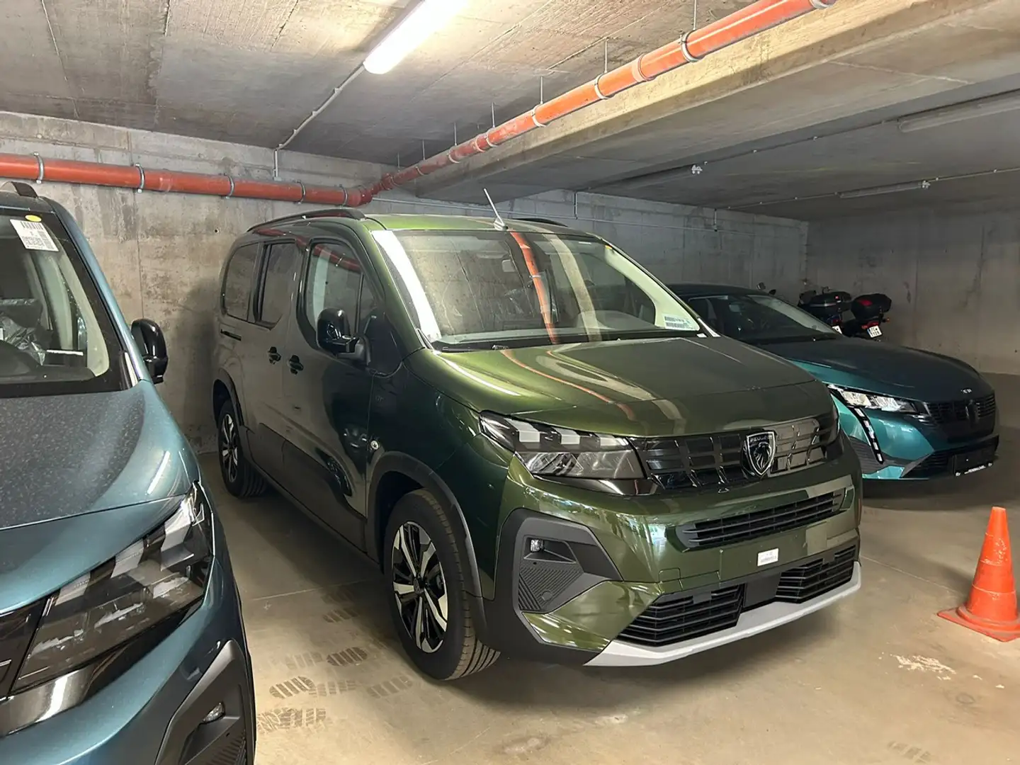 Peugeot Rifter PKW L2 1.5 Blue HDI EAT8 GT 7 Sitzer NAVI SHZ Grün - 1