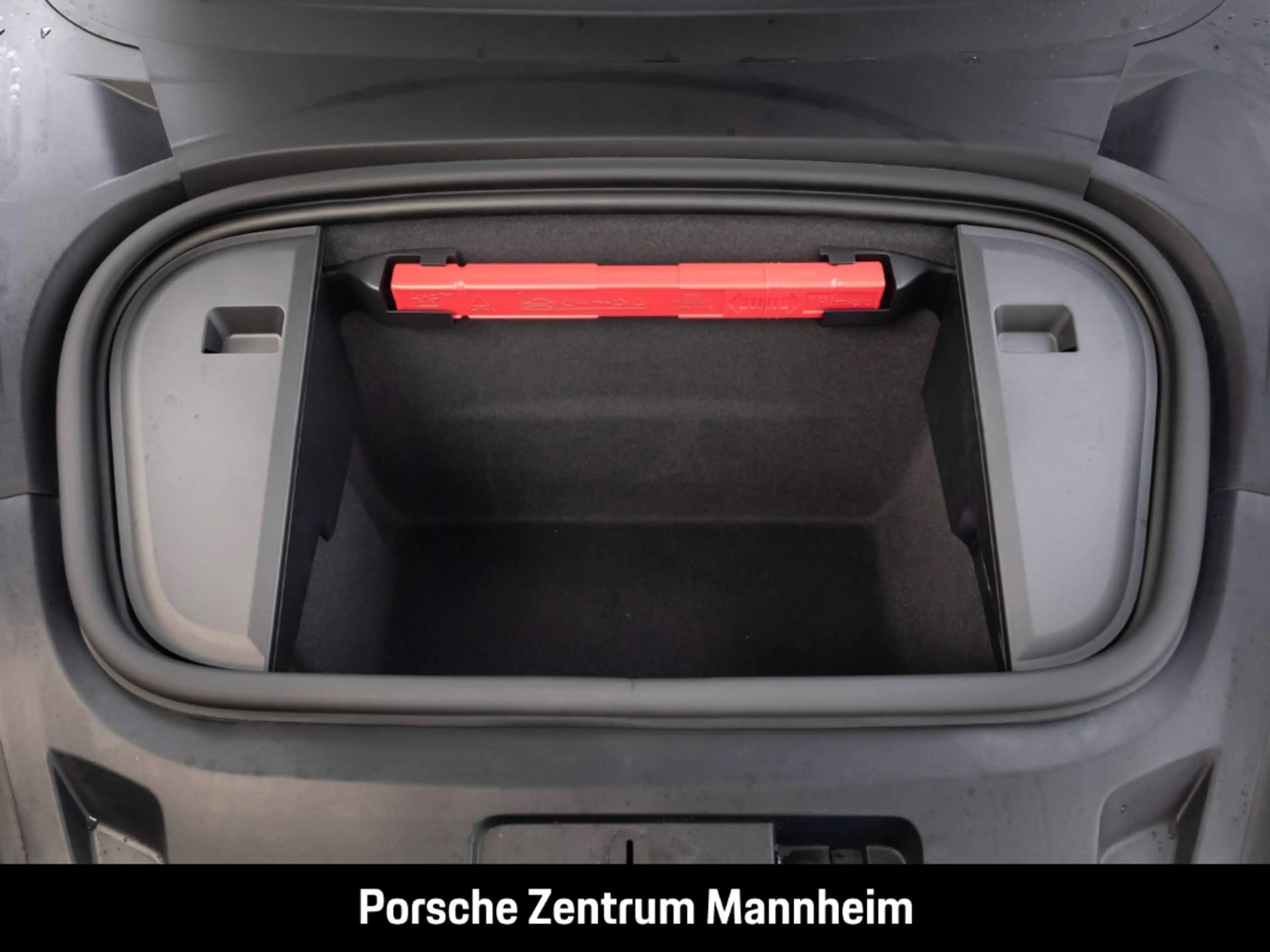 Porsche Taycan — photo 31