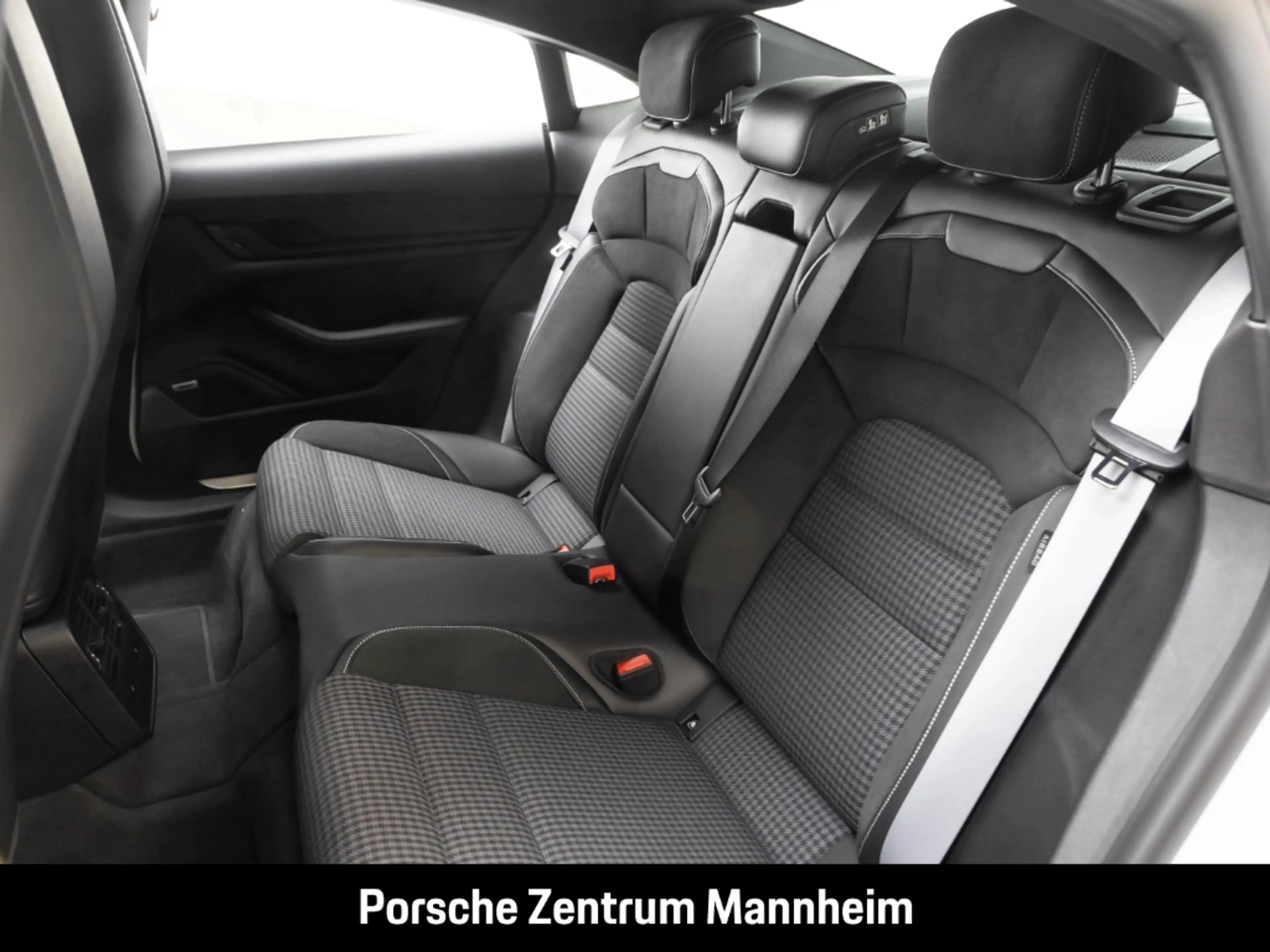 Porsche Taycan — photo 14