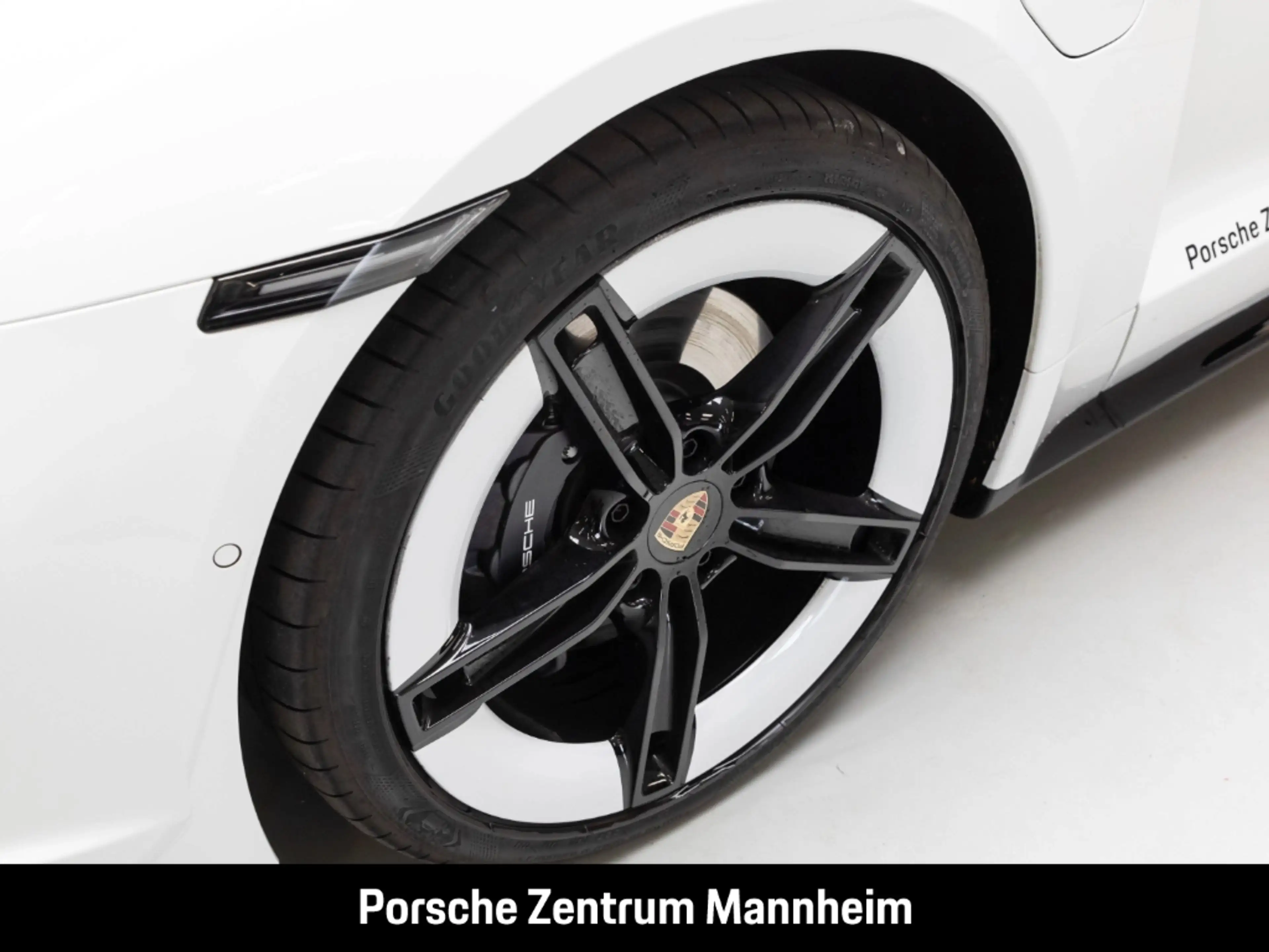 Porsche Taycan — photo 32