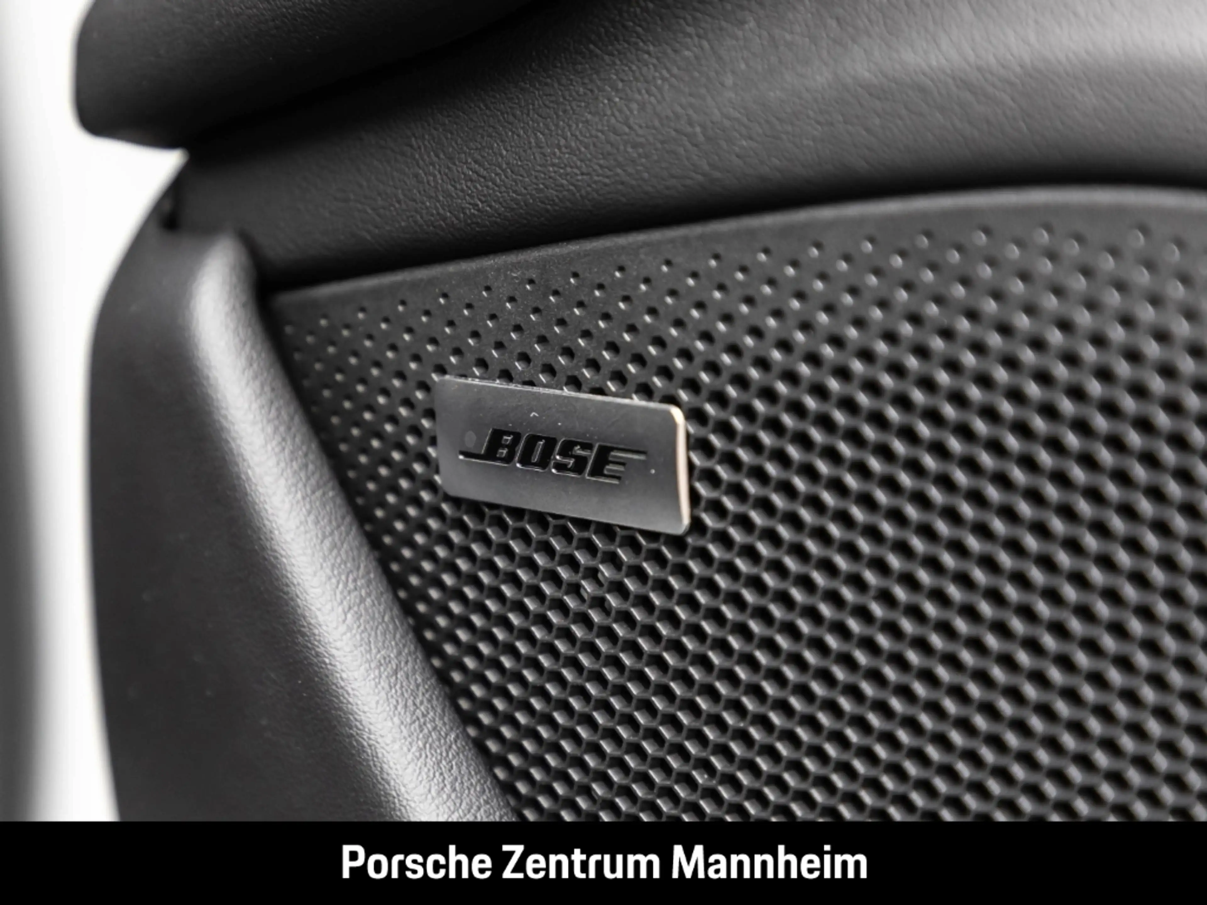 Porsche Taycan — photo 27