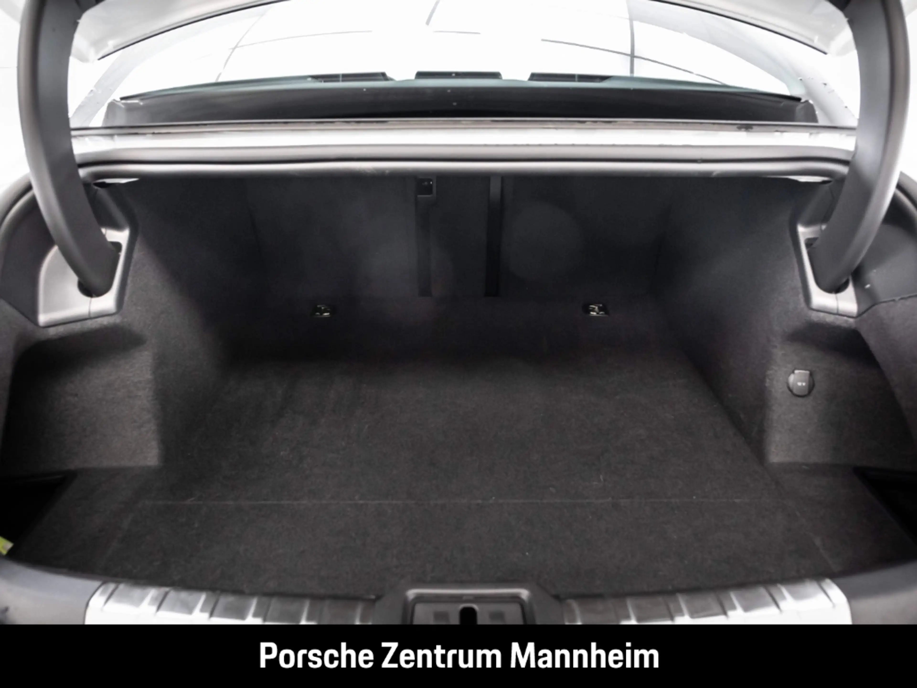 Porsche Taycan — photo 24