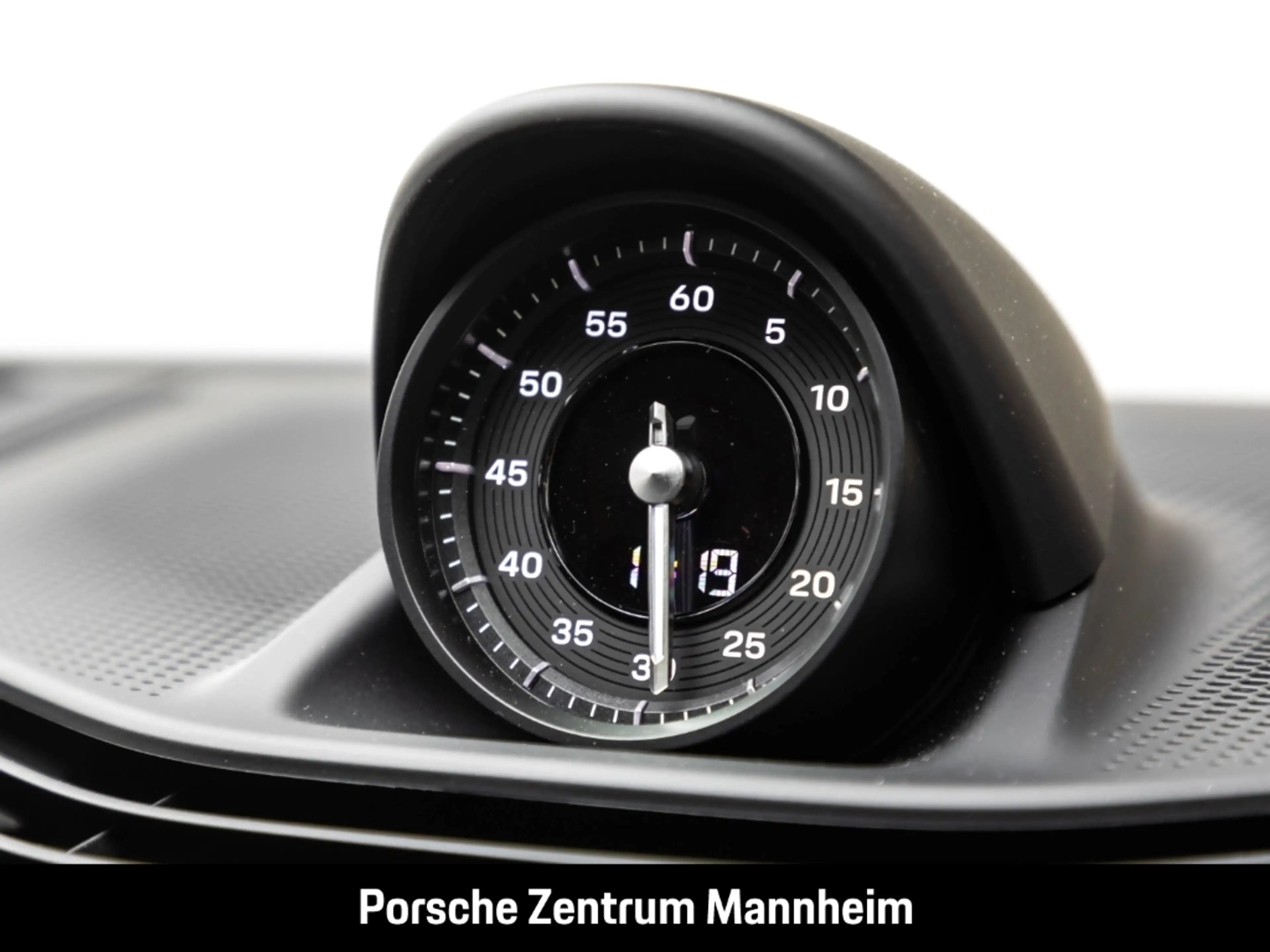 Porsche Taycan — photo 26