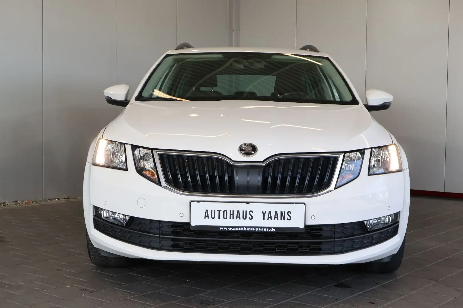 Skoda Octavia 1.5 TSI Soleil FRONT+NAVI+PDC+17"+AHK Weiß - 2