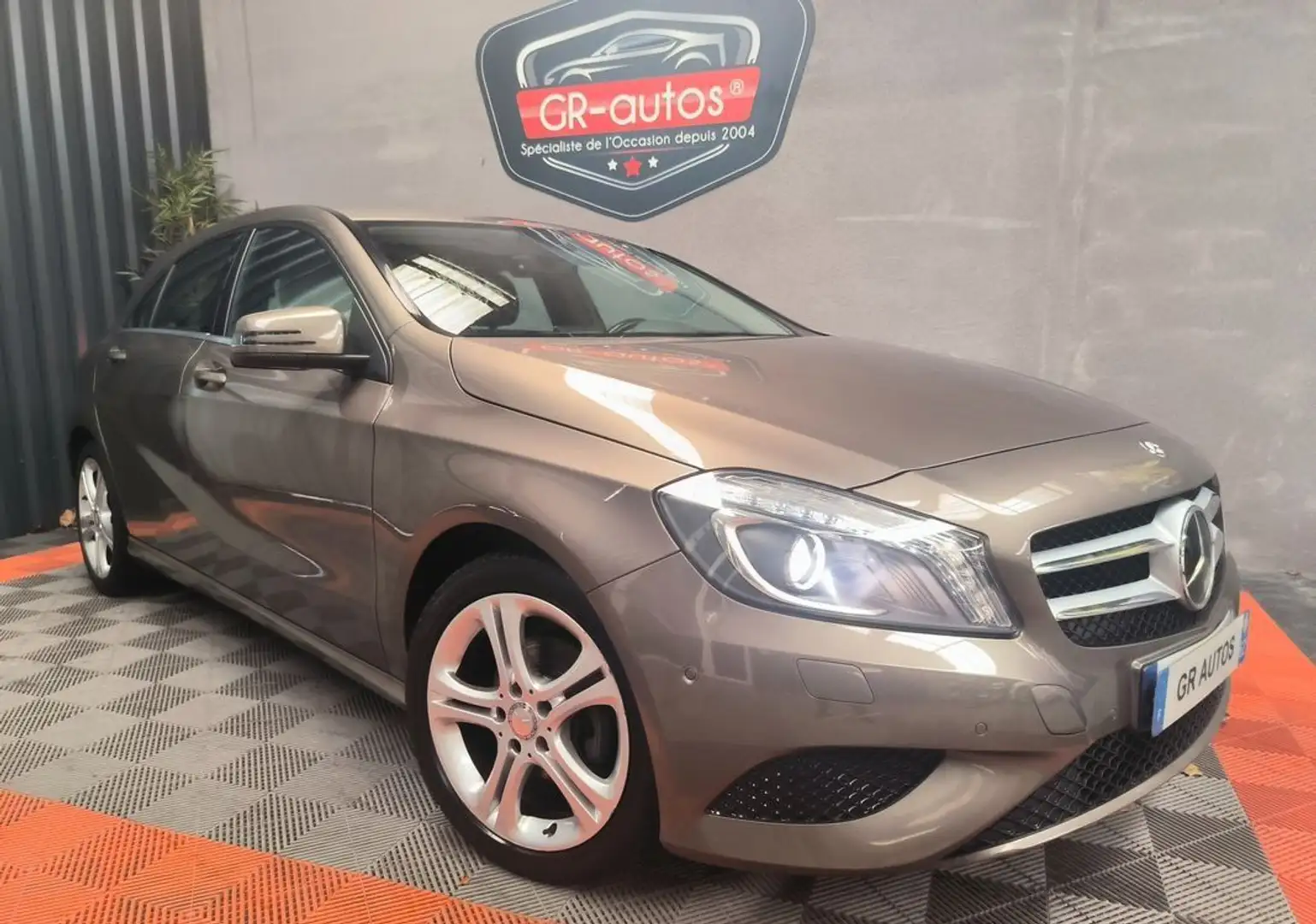 Mercedes-Benz 180 Classe A cdi URBAN 110cv 1 ere Main boite automatique garantie 1an 157.000kms cuir camera de recul - Gris - 2