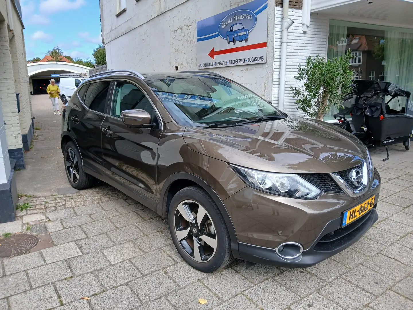 Nissan Qashqai 1.2 Connect Edition Automaat Bruin - 1
