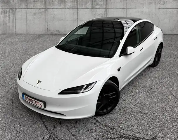 Tesla Model 3 RWD | Premium versie | Zwarte logo's | Zwarte spoiler | Bescherming interieur rondom