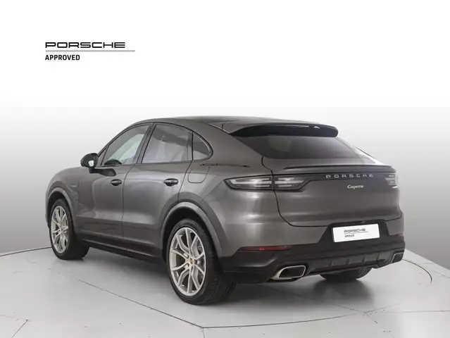 Porsche Cayenne view 3