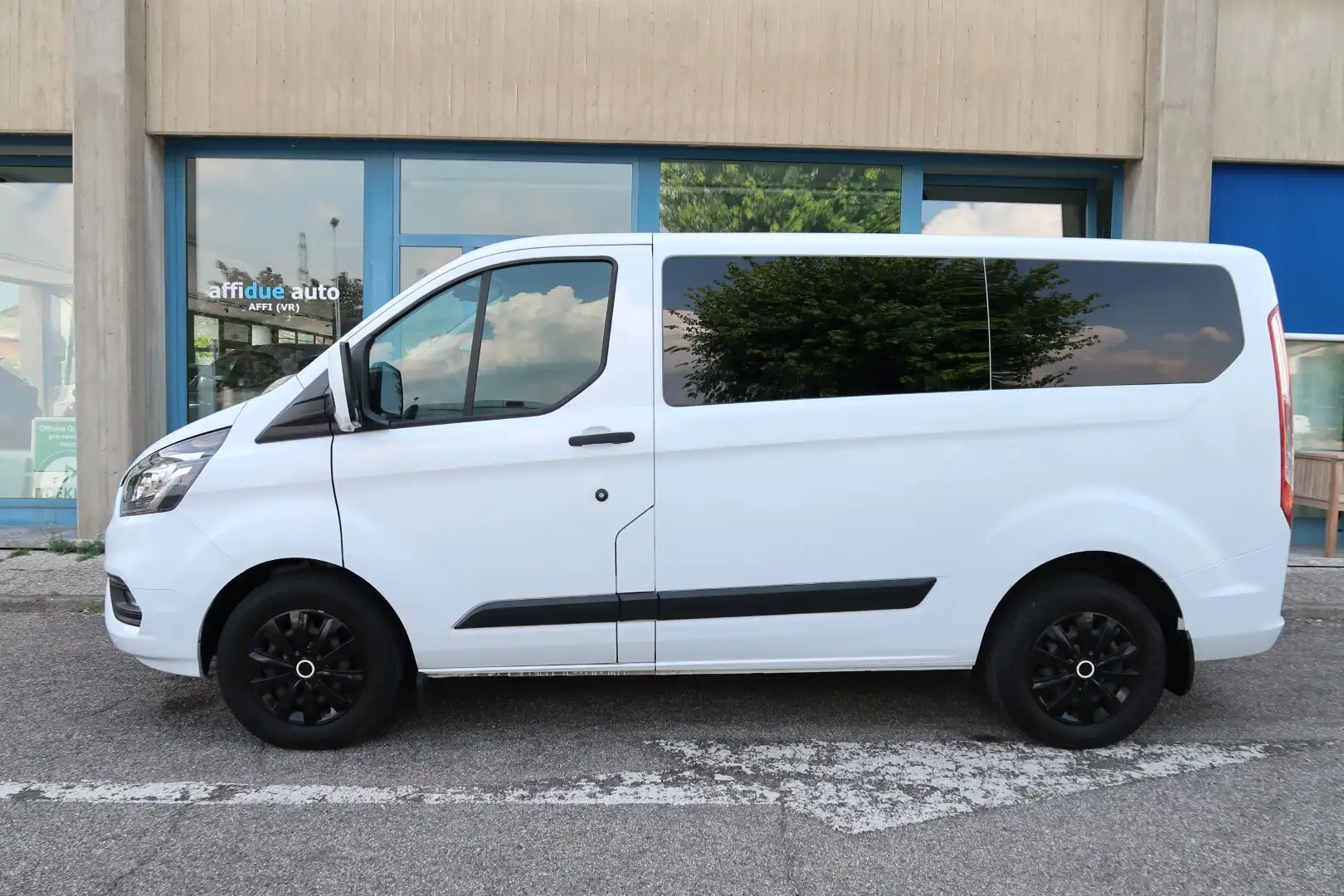 Ford Transit Custom 2.0 TDCi 130 Combi 8 posti Trend Bianco - 2