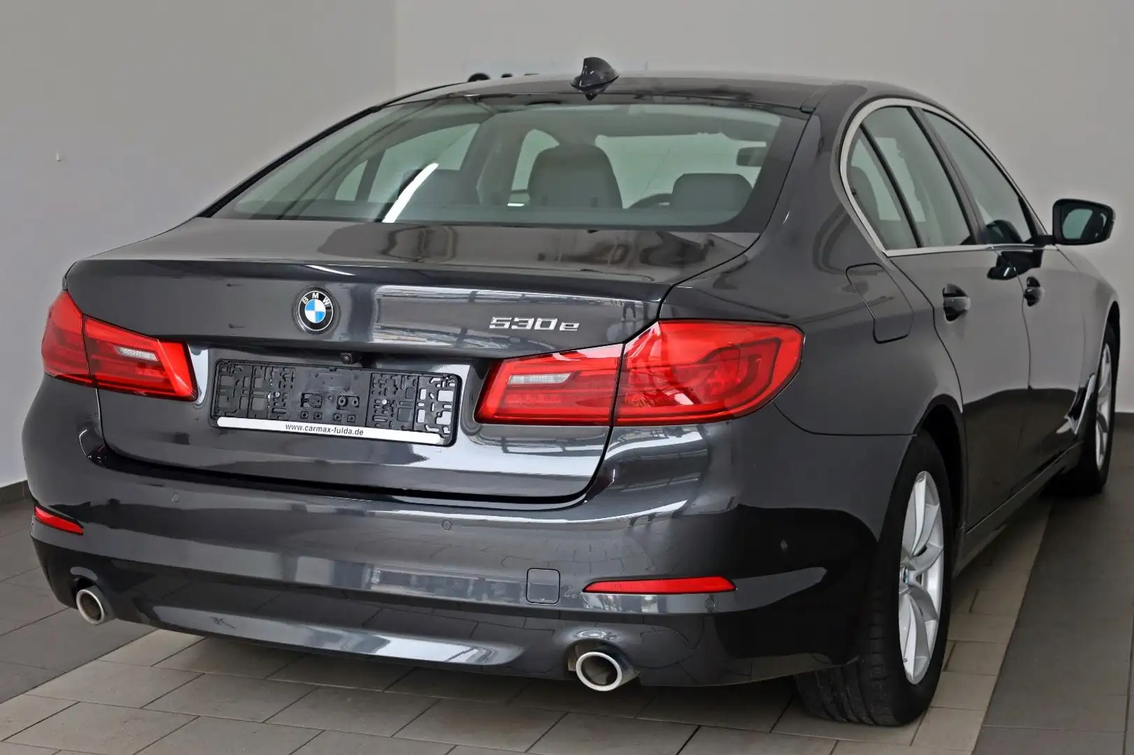 BMW 530 e Lim.,Leder,Navi,LED,360Kamera,SH,ACC Grau - 2