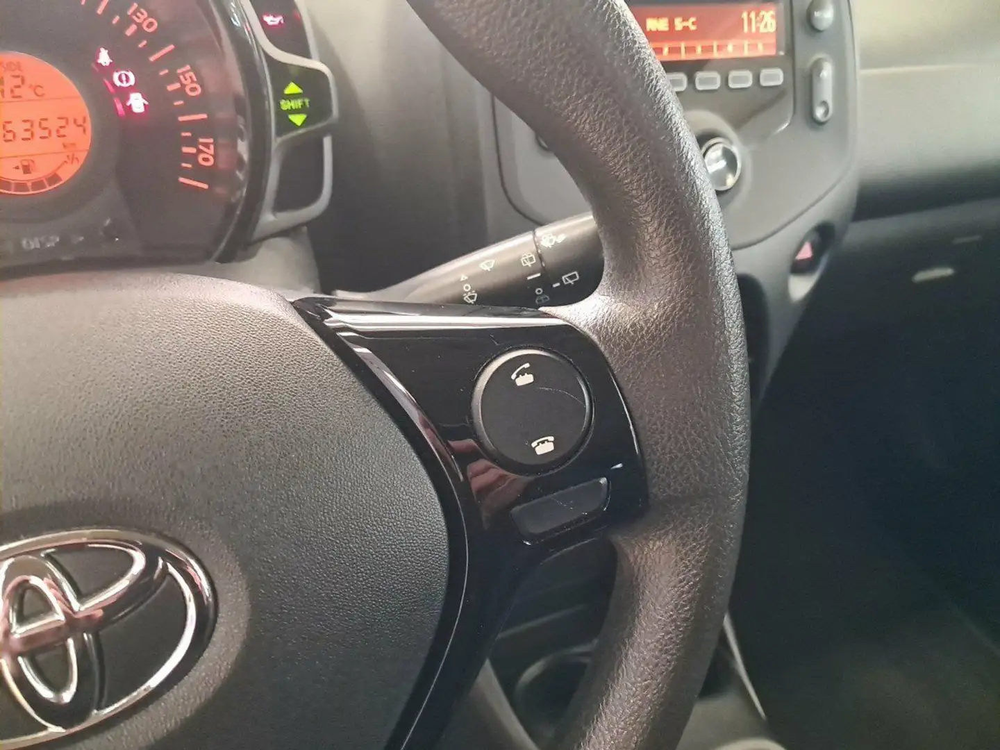 Toyota Aygo 70 x-play Rojo - 2