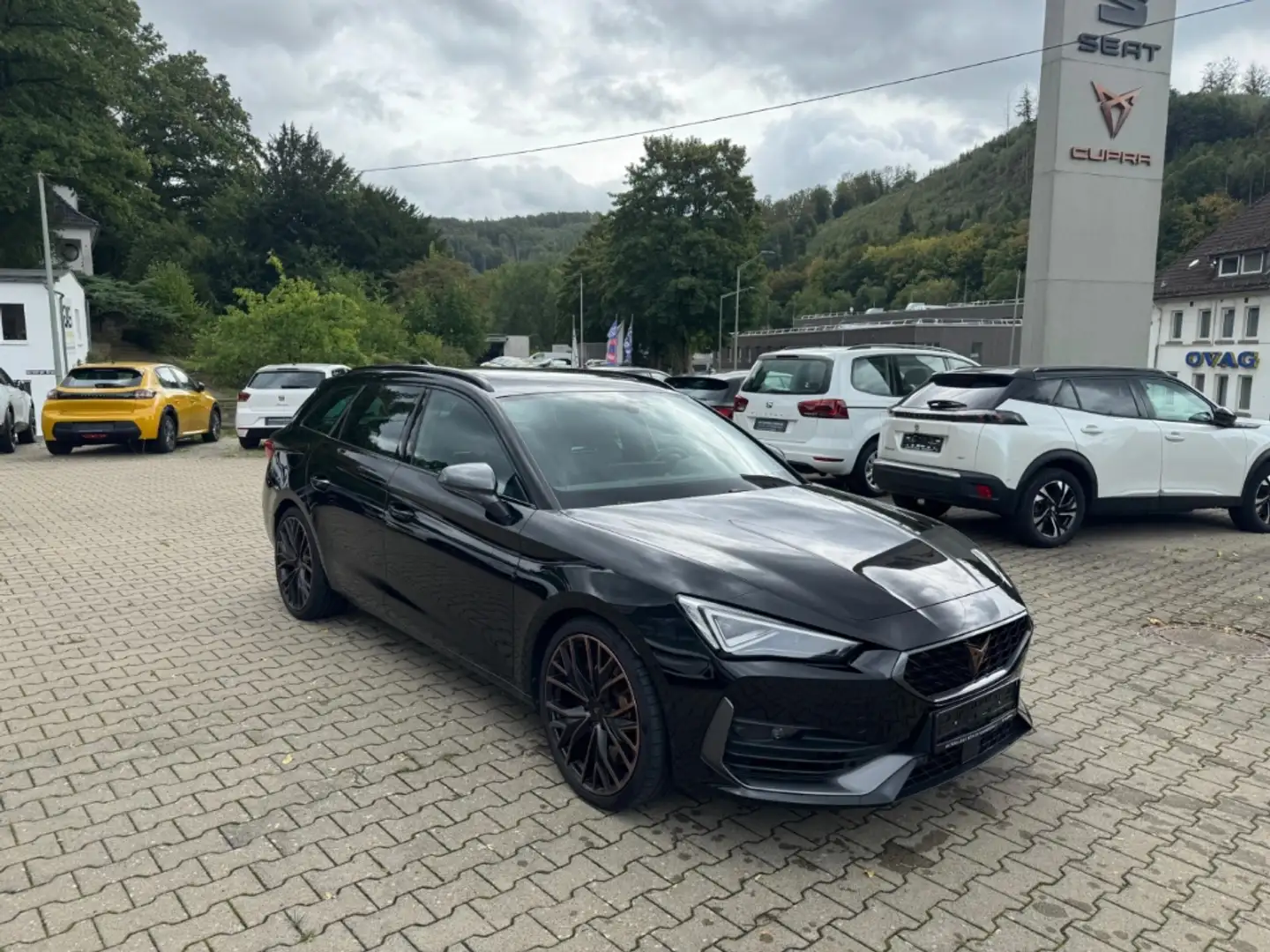 CUPRA Leon Sportstourer VZ 4Drive 2.0 TSI AHK Matrix-LED Pano Noir - 2