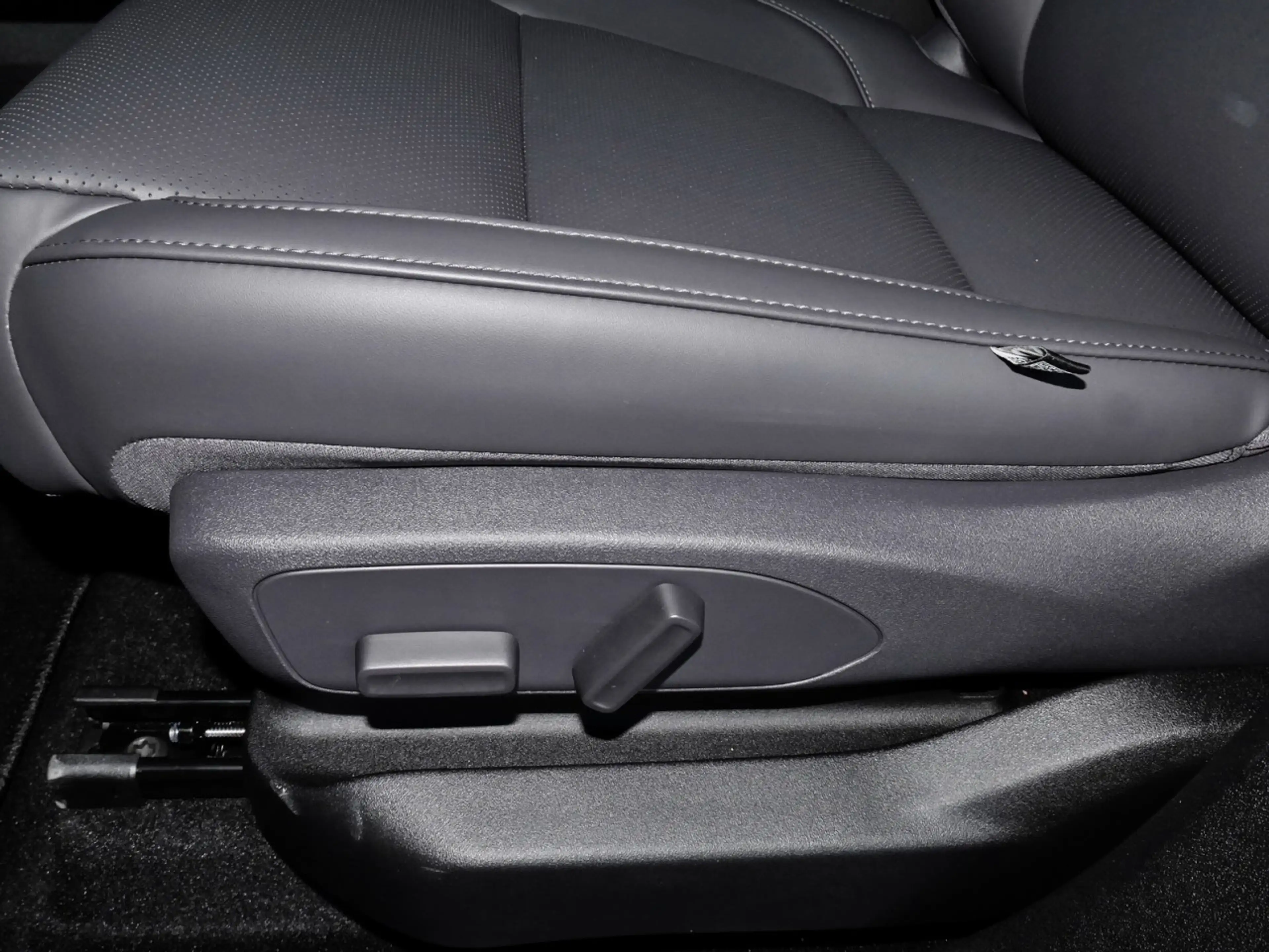 Leapmotor C10 MY25 Design REEV 360-Grad-Kamera+ACC+Navi Klima — photo 12