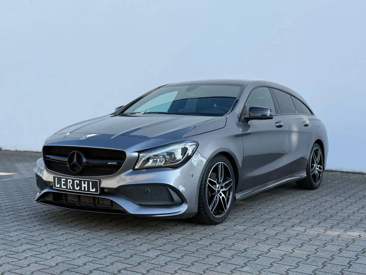 Mercedes-Benz CLA 200 Shooting Brake AMG Line Grau - 1
