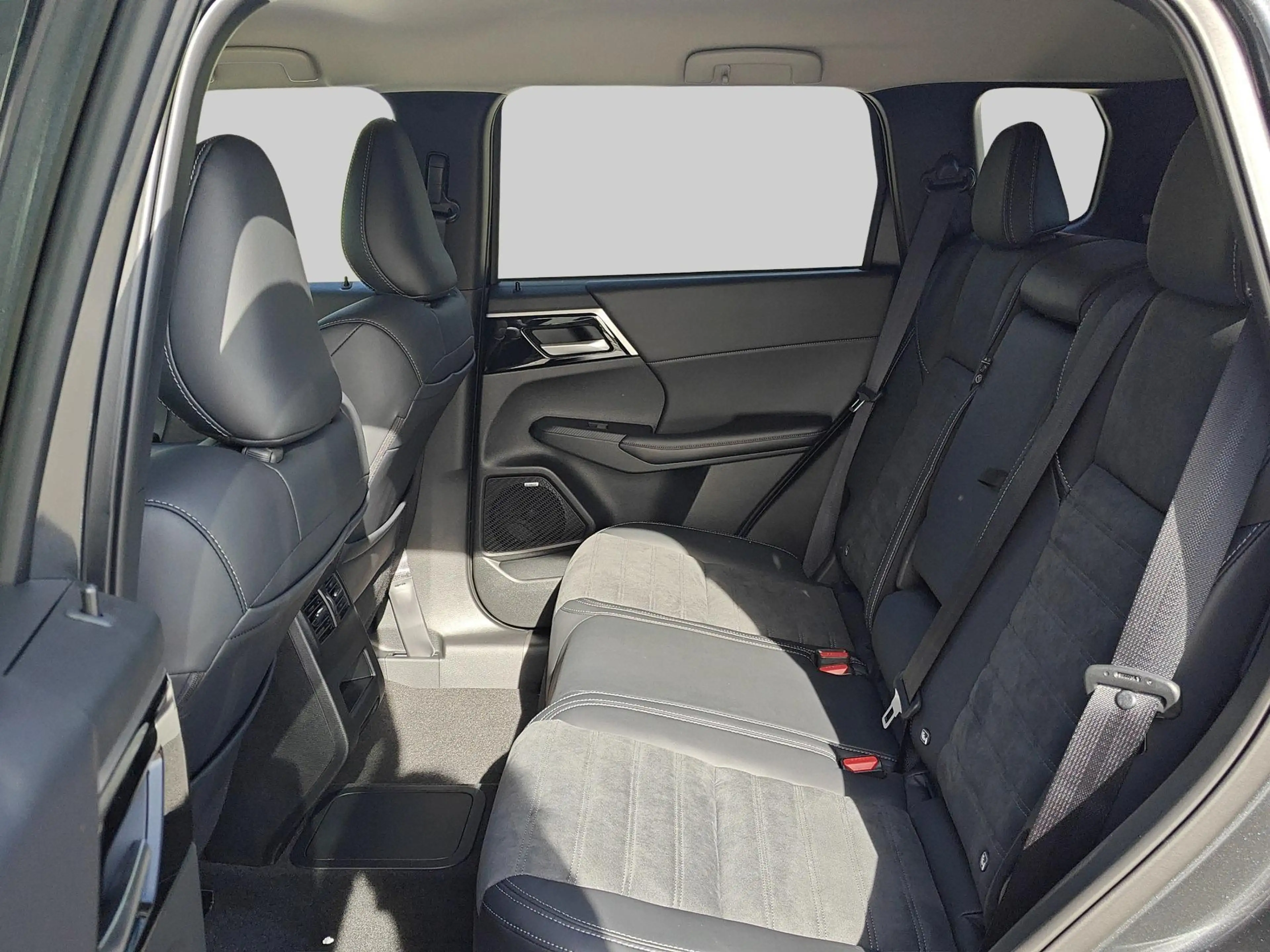 Mitsubishi Outlander 2.4 PHEV Intense+ | Achterbank in delen neerklapba — photo 6